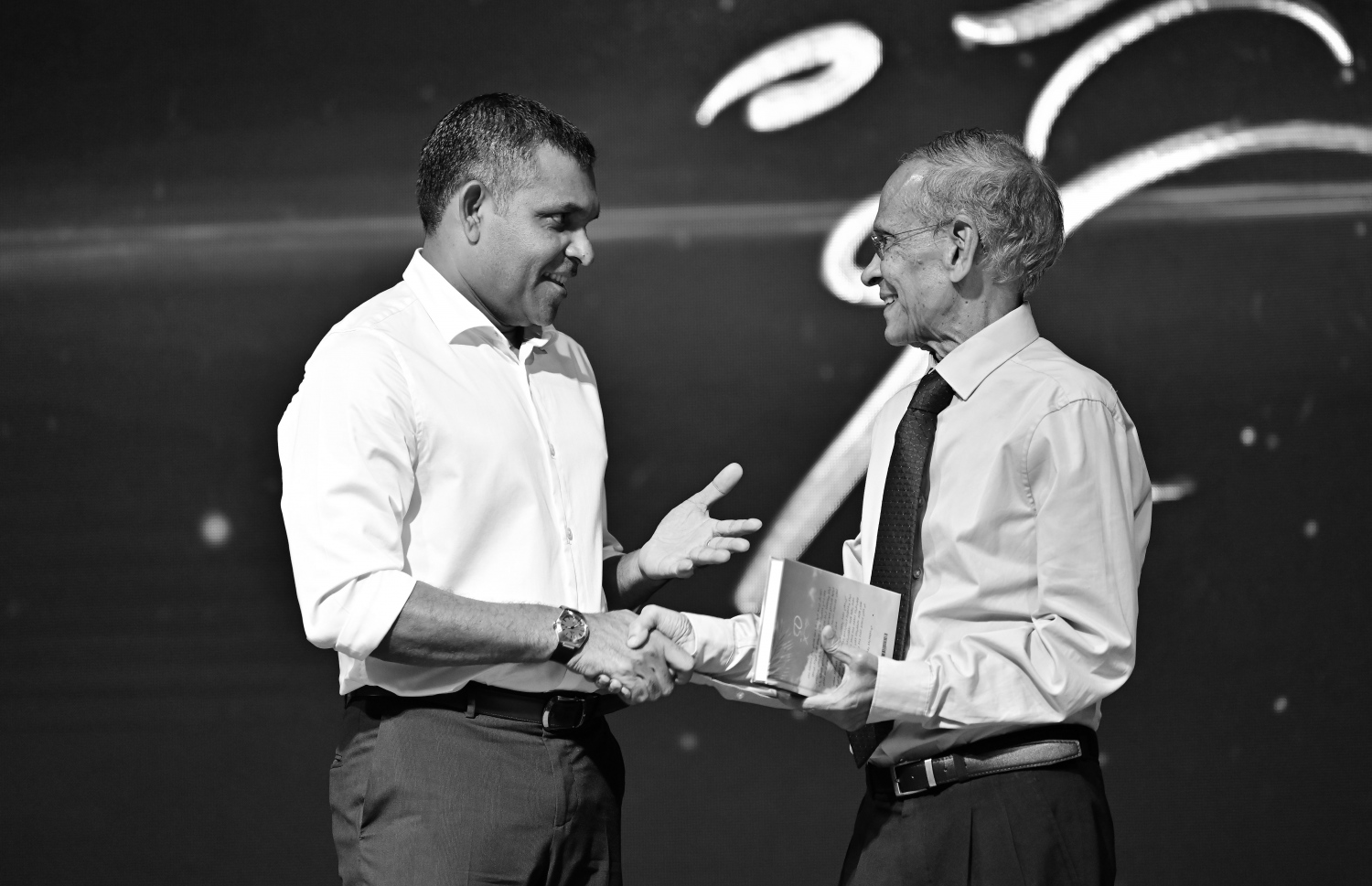 ނައިބު ރައީސް ފައިސަލް ނަސީމްގެ ބަޔޮގްރަފީ، އިސްލާމިމް ޔުނިވާސިޓީގެ ޗާންސެލަރު ޑރ. ޒާހިރު މިރޭ ނެރެދެއްވަނީ.-- ފޮޓޯ: ނިޝާން އަލީ/ މިހާރު