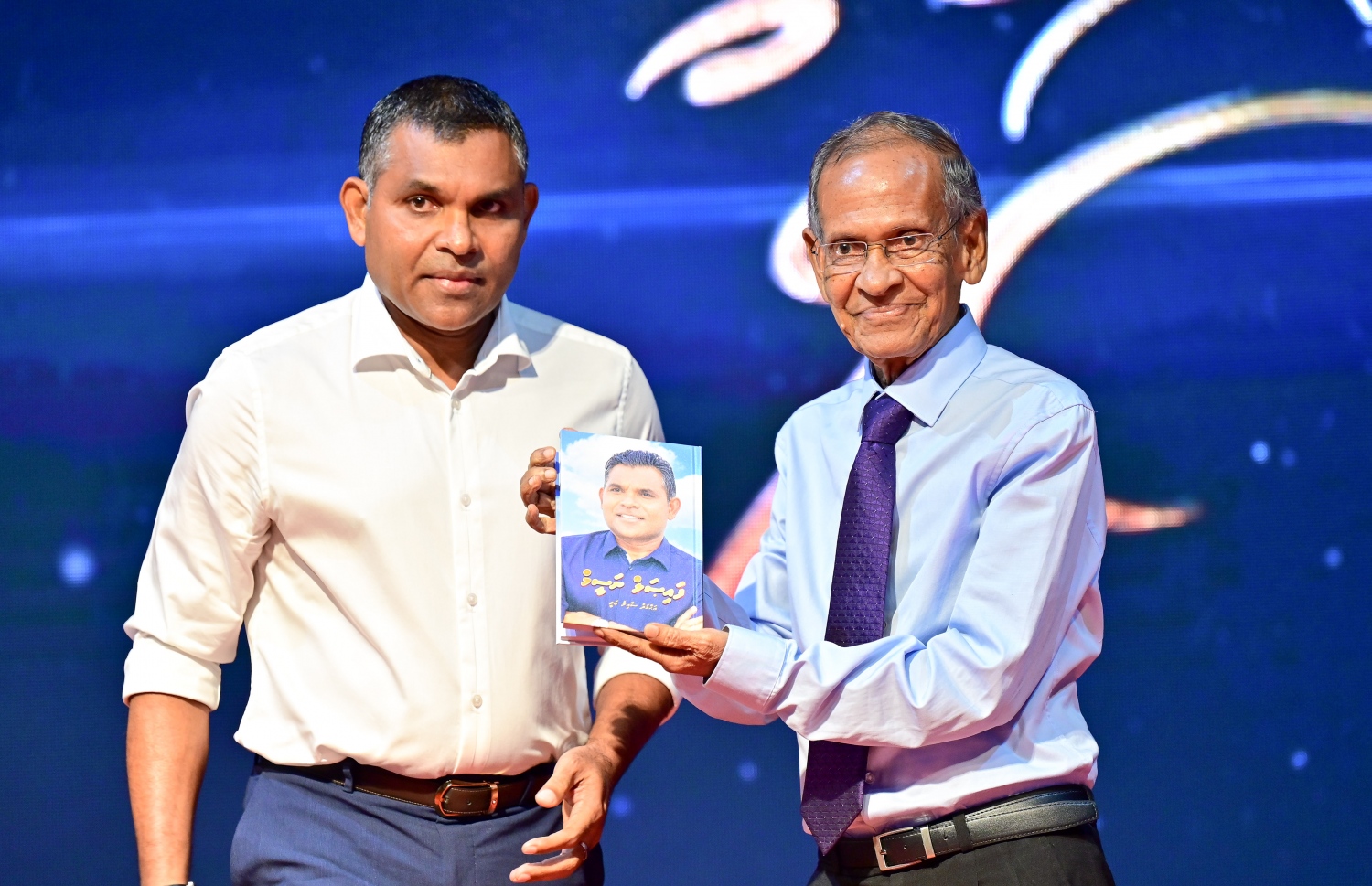 ނައިބު ރައީސް ފައިސަލް ނަސީމްގެ ބަޔޮގްރަފީ، އިސްލާމިމް ޔުނިވާސިޓީގެ ޗާންސެލަރު ޑރ. ޒާހިރު މިރޭ ނެރެދެއްވަނީ.-- ފޮޓޯ: ނިޝާން އަލީ/ މިހާރު