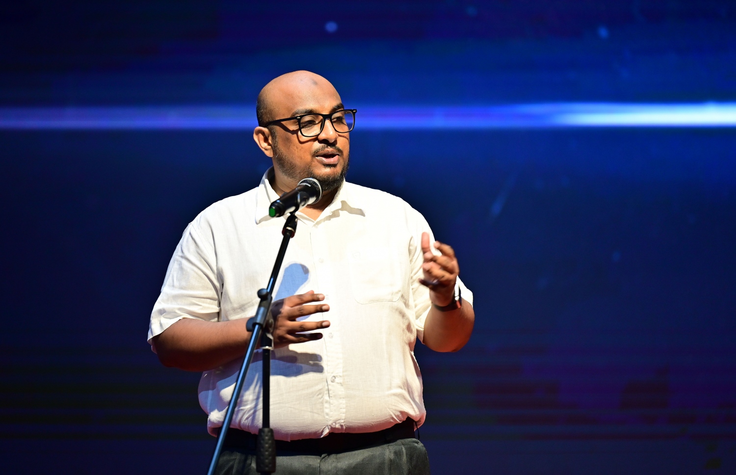 ނައިބު ރައީސް ފައިސަލް ނަސީމްގެ ބަޔޮގްރަފީ ނެރުމަށް ރަެ ބޭއްވި ރަސްމިއްޔާތުގައި، އެ ފޮތް ލިޔުނު ނޫސްވެރިޔާ ސާއިލް ވާހަކަދައްކަނީ.-- ފޮޓޯ: ނިޝާން އަލީ/ މިހާރު