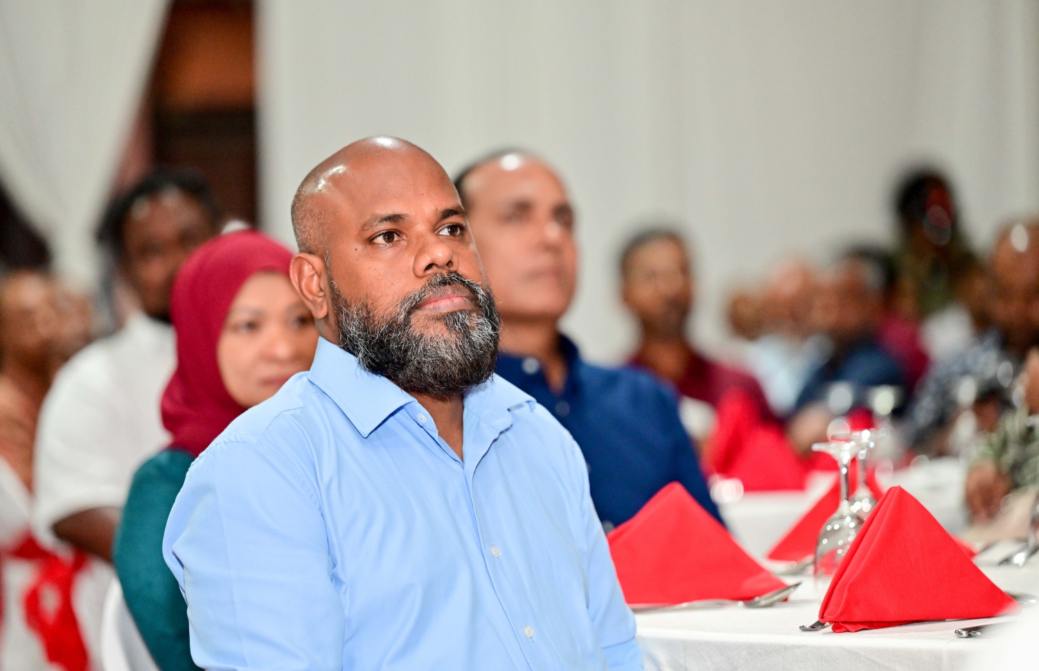 ނައިބު ރައީސް ފައިސަލް ނަސީމްގެ ހަޔާތްޕުޅުގެ މައްޗަށް ލިޔެފައިވާ ބަޔޮގްރަފީ ނެރުމަށް ޣިޔާސުއްދީން ސްކޫލުގައި ބޭއްވި ރަސްމިއްޔާތުގައި "މިހާރު" ގެ މެނޭޖިން އެޑިޓަރު އަހުމަދު ހަމްދޫން ބައިވެރިވަނީ.-- ފޮޓޯ: ނިޝާން އަލީ | މިހާރު