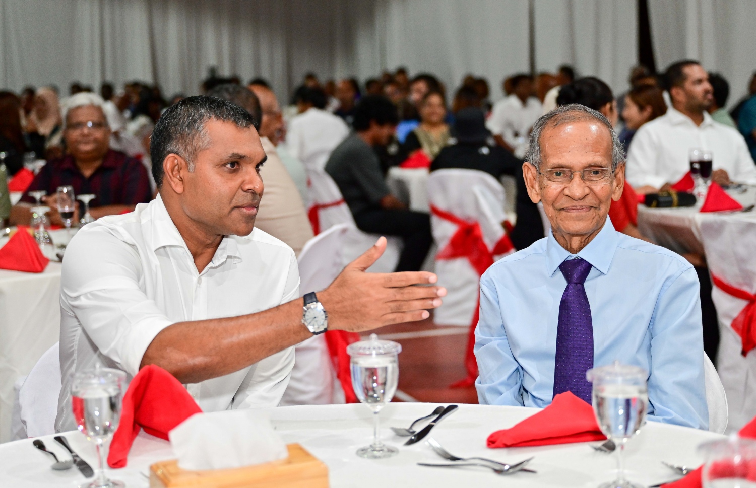 ނައިބު ރައީސް ފައިސަލް ނަސީމްގެ ހަޔާތްޕުޅުގެ މައްޗަށް ލިޔެފައިވާ ބަޔޮގްރަފީ ނެރުމަށް ރޭ ޣިޔާސުއްދީން ސްކޫލުގައި ބޭއްވި ރަސްމިއްޔާތުގައި ނައިބު ރައީސް ފައިސަލް ނަސީމާއި އިސްލާމިމް ޔުނިވާސިޓީގެ ޗާންސެލަރު ޑރ. ޒާހިރު .-- ފޮޓޯ: ނިޝާން އަލީ | މިހާރު