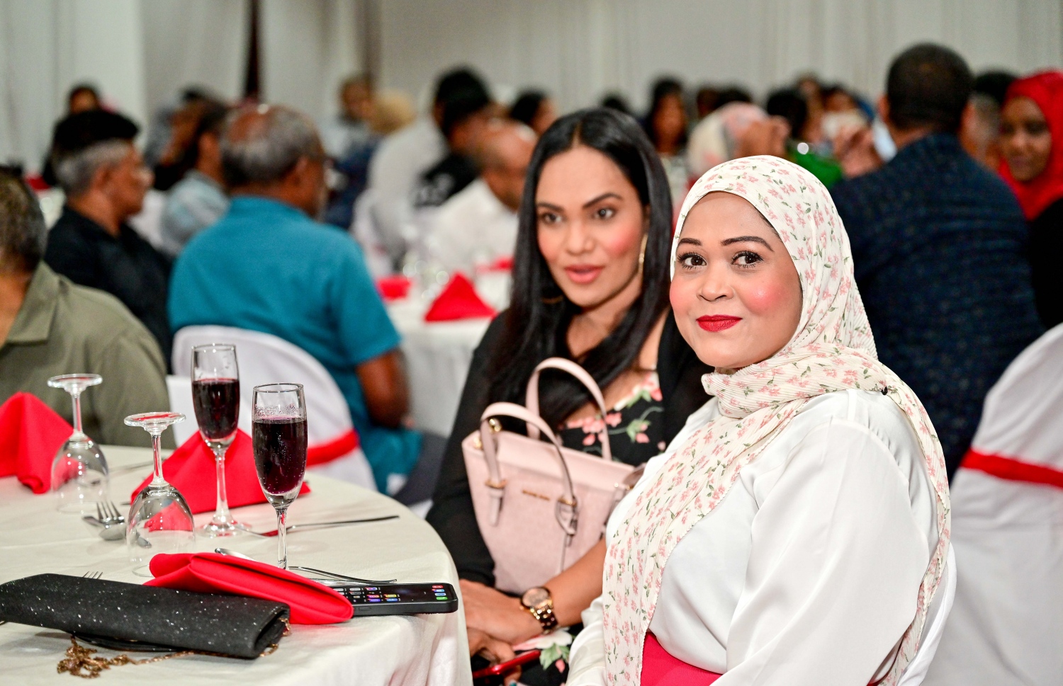 ނައިބު ރައީސް ފައިސަލް ނަސީމްގެ ހަޔާތްޕުޅުގެ މައްޗަށް ލިޔެފައިވާ ބަޔޮގްރަފީ ނެރުމަށް ޣިޔާސުއްދީން ސްކޫލުގައި ބޭއްވި ރަސްމިއްޔާތުގައި ބައިވެރިވި ބައެއް މީހުން.-- ފޮޓޯ: ނިޝާން އަލީ | މިހާރު