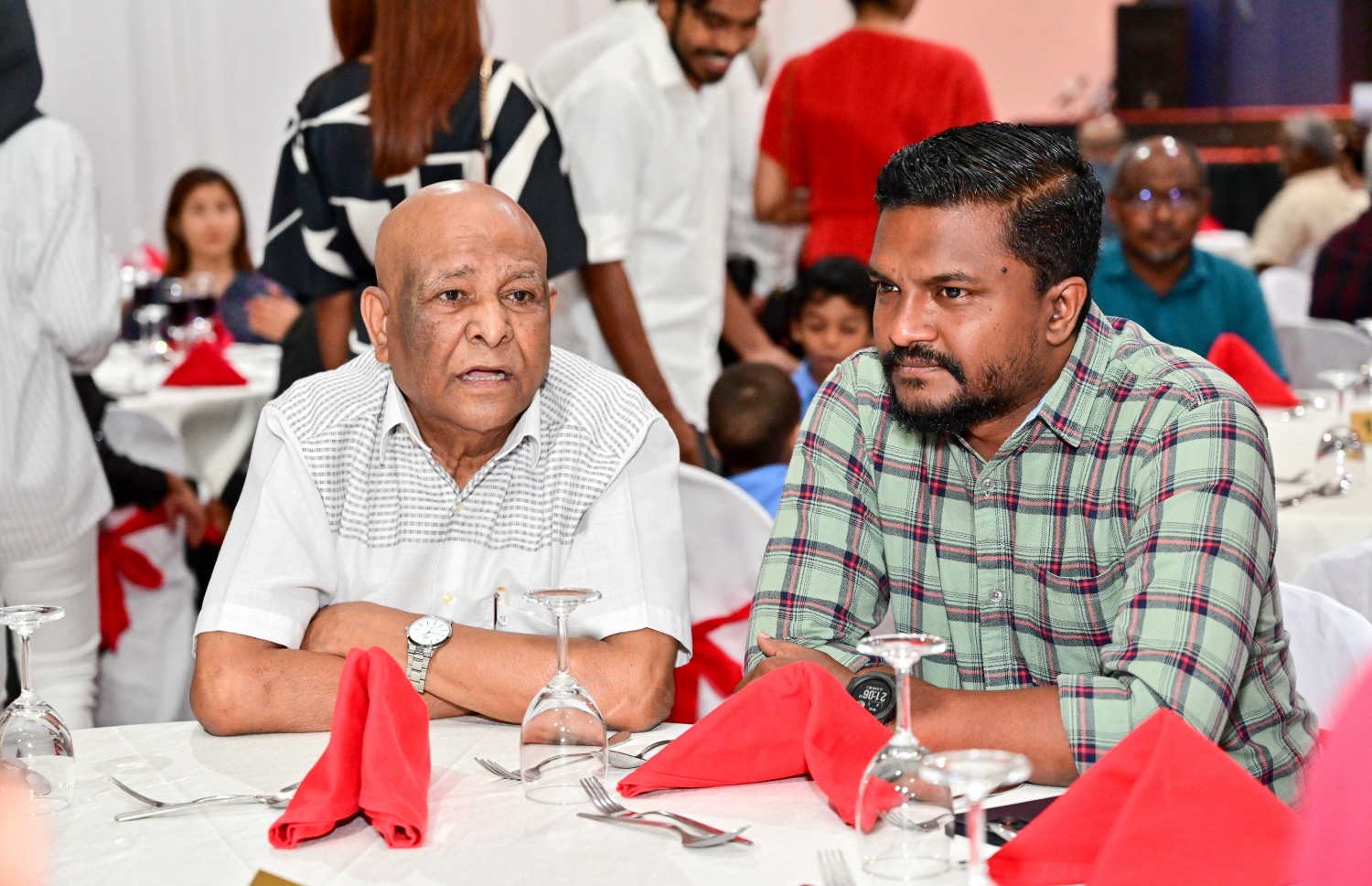 ނައިބު ރައީސް ފައިސަލް ނަސީމްގެ ހަޔާތްޕުޅުގެ މައްޗަށް ލިޔެފައިވާ ބަޔޮގްރަފީ ނެރުމަށް ރޭ ޣިޔާސުއްދީން ސްކޫލުގައި ބޭއްވި ރަސްމިއްޔާތުގައި ބައިވެރިވި ބައެއް މީހުން .-- ފޮޓޯ: ނިޝާން އަލީ | މިހާރު