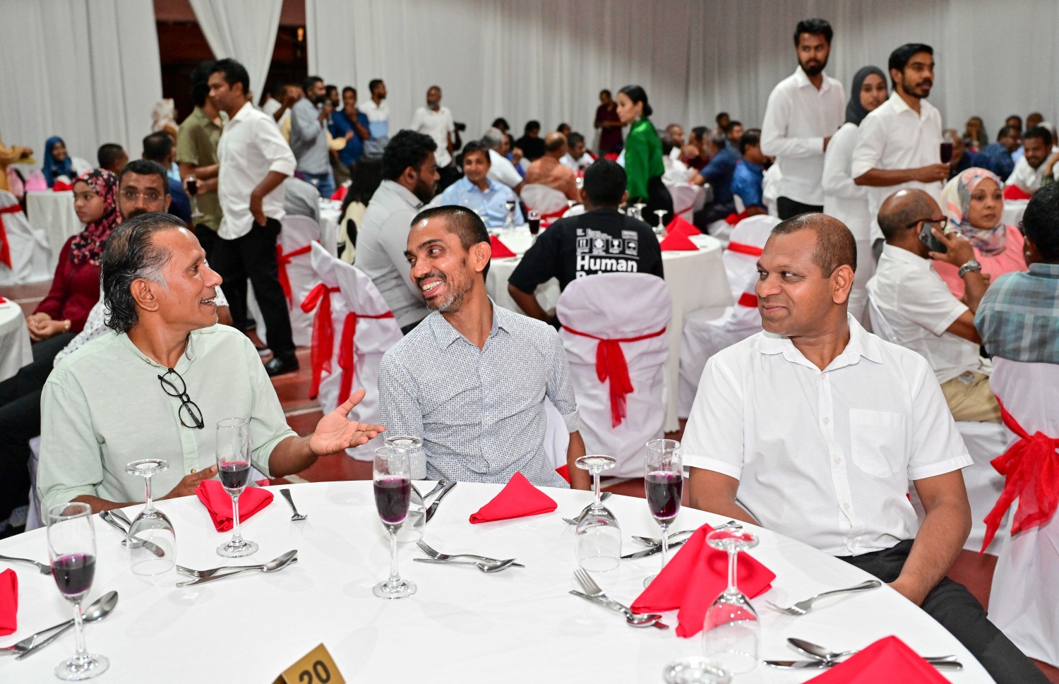 ނައިބު ރައީސް ފައިސަލް ނަސީމްގެ ހަޔާތްޕުޅުގެ މައްޗަށް ލިޔެފައިވާ ބަޔޮގްރަފީ ނެރުމަށް ރޭ ޣިޔާސުއްދީން ސްކޫލުގައި ބޭއްވި ރަސްމިއްޔާތުގައި ބައިވެރިވި ބައެއް މީހުން .-- ފޮޓޯ: ނިޝާން އަލީ | މިހާރު