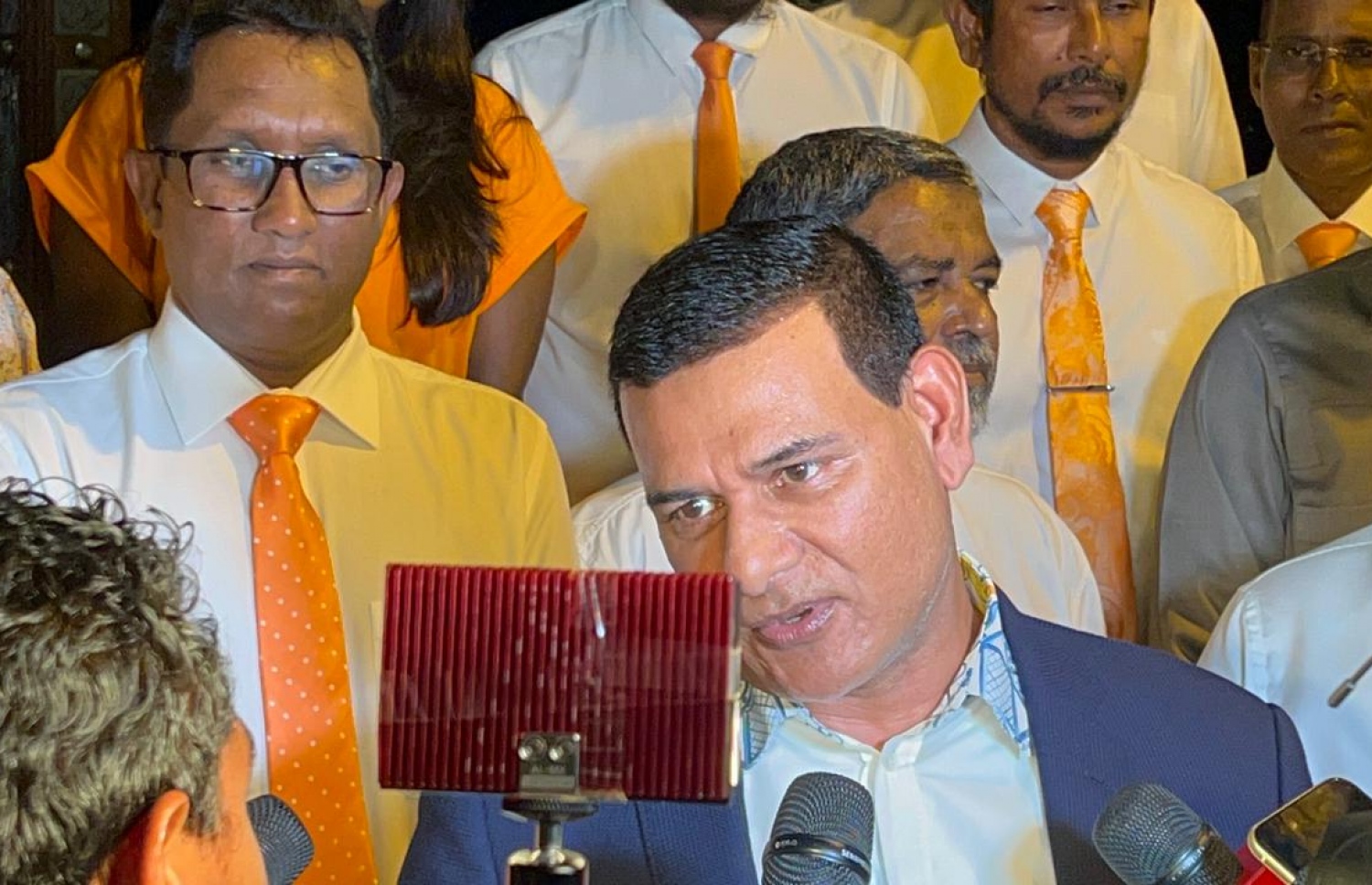 ސިޔާމް މިރޭ އެއާޕޯޓުގައި ނޫސްވެރިންނަށް އިންޓަވިއު ދެއްވަނީ --- ފޮޓޯ/މިހާރު