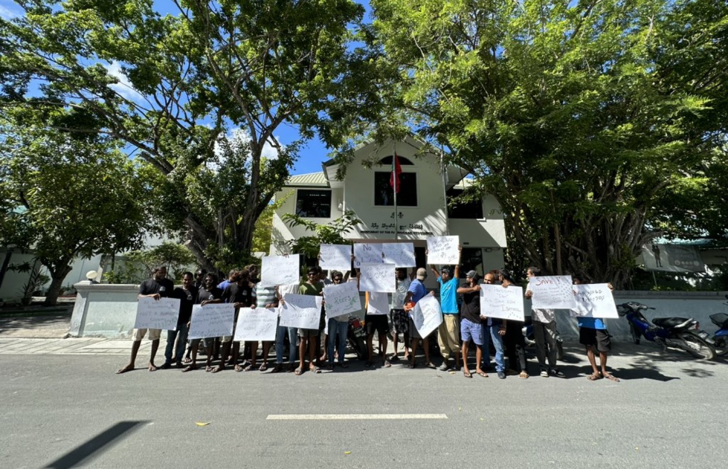 ފުވައްމުލަކު ޑައިވިން އެސޯސިއޭޝަން އާއި އެ ރަށުގައި ހިންގަމުން އަންނަ ޑައިވިން ސްކޫލްތަކުގެ މީހުން ސިޓީ ކައުންސިލުގެ އިދާރާގެ ބޭރުގައި އިހުތިޖާޖުކުރަނީ.-- ފޮޓޯ: ފުވައްމުލަކު ޑައިވިން އެސޯސިއޭޝަން