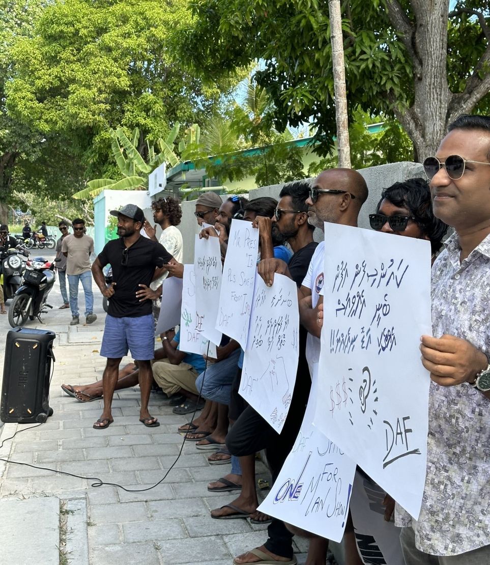ފުވައްމުލަކު ޑައިވިން އެސޯސިއޭޝަން އާއި އެ ރަށުގައި ހިންގަމުން އަންނަ ޑައިވިން ސްކޫލްތަކުގެ މީހުން ސިޓީ ކައުންސިލުގެ އިދާރާގެ ބޭރުގައި އިހުތިޖާޖުކުރަނީ.-- ފޮޓޯ: ފުވައްމުލަކު ޑައިވިން އެސޯސިއޭޝަން