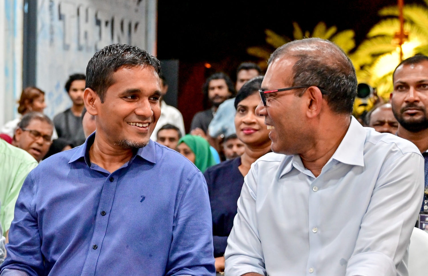 ޑިމޮކްރެޓްސްގެ ރޭގެ ޖަލްސާގައި ނަޝީދާއި އިލްޔާސް ލަބީބް ވާހަކަ ދައްކަވަނީ.---ފޮޓޯ: ނިޝާން އަލީ| މިހާރު