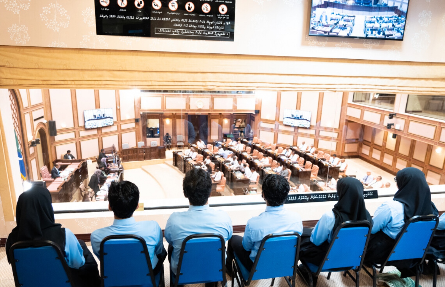 މަޖިލީހުގެ ގެލެރީގައި ސްކޫލް ކުދިންތަކެއް ޖަލްސާއެއް ބަލަނީ. --ފައިލް ފޮޓޯ: މަޖިލީހުގެ އިދާރާ