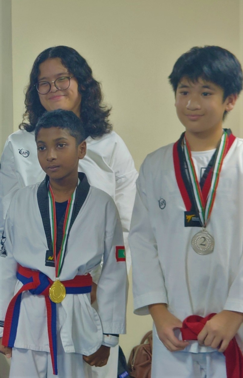 ޔޫނުސް (ވ) އާ ދެކޮޅަށް ފައިނަލުގައި ވާދަ ކުރި އެތުލީޓާ އެކު ފޮޓޯ އަކަށް ހުއްޓިލައިގެން