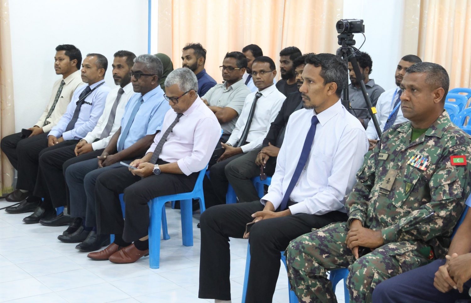 ފުވައްމުލަކުގައި ރަޖިސްޓްރީކޮށްގެން ހިންގާ ކުދި އަދި މެދު ފަންތީގެ ވިޔަފާރިތައް ފުޅާކުރުމަށް ސިޓީ ކައުންސިލުން ލޯނު ދޫކުރަން ފެށުމުގެ ގޮތުން ބޭއްވި ރަސްމިއްޔާތު.-- ފޮޓޯ: ފުވައްމުލަކު ސިޓީ ކައުންސިލް