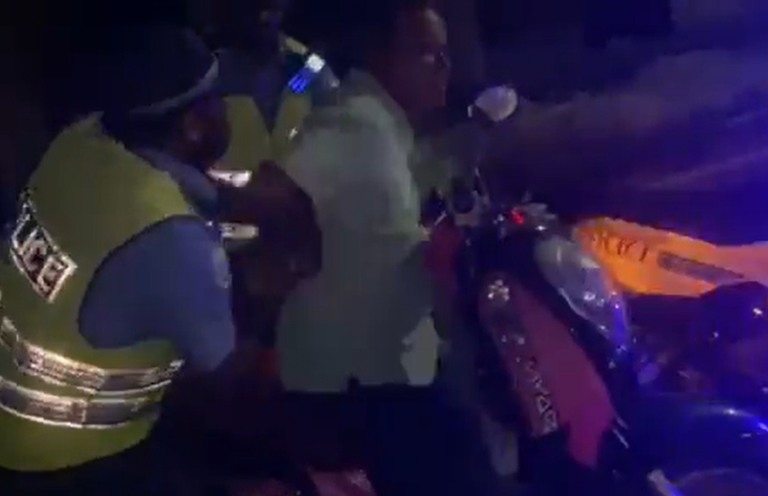 ބާރުގެ ބޭނުންކޮށްގެން ފުލުހުންގެ ބެލުމުގެ ދަށަށް މެމްބަރު އާމިރު ގެންދާ ވިޑިއޯއަކުން ނަގާފައިވާ ފޮޓޯއެއް. --