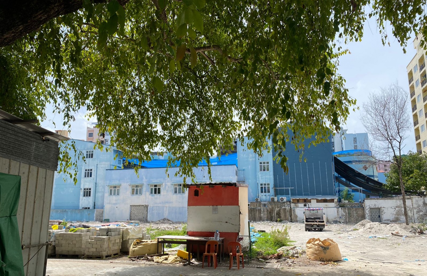 އަރަބިއްޔާ ސްކޫލު އެޅުމަށް މިހާރު ދޫކޮށްފައިވާ ކުރީގެ ބާ ޖަމާލުއްދީން ހުރި ބިން: އެ ތަން ތަޅާލުން ފިޔަވާ އެއްވެސް މަސައްކަތެއް ނުކުރޭ.-- ފޮޓޯ: މިހާރު