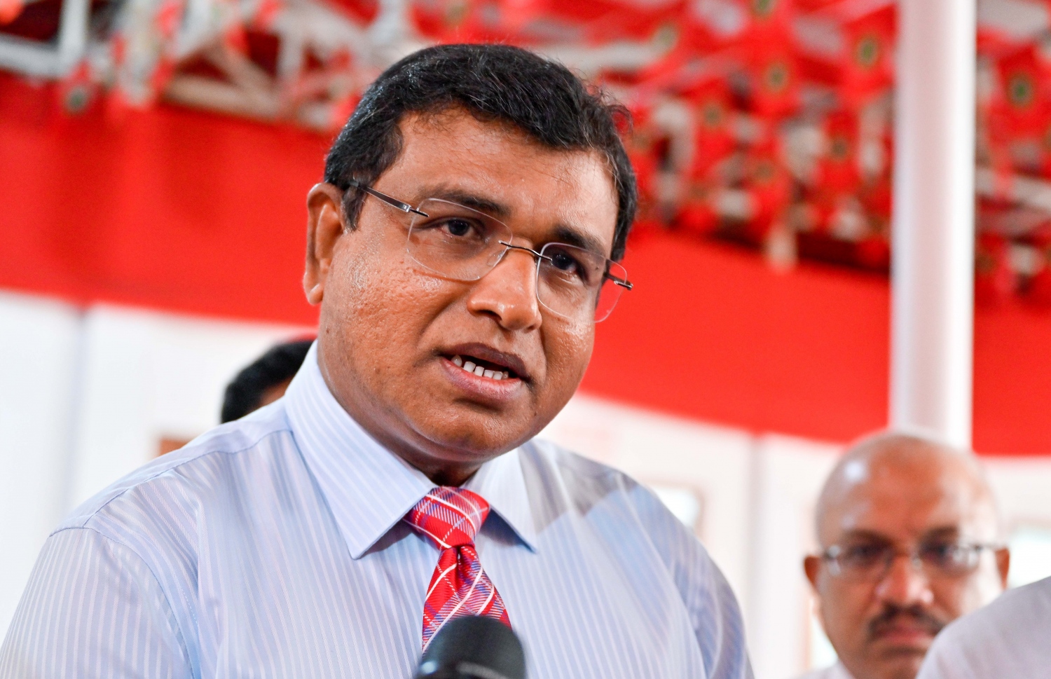 މަޝްވަރާ ބައްދަލުވުމަށް ފަހު ޖޭޕީގެ ނައިބު ލީޑަރު ޑރ. އަމީން ނޫސްވެރިންނާ މިއަދު ވާހަކަ ދައްކަވަނީ: އޭނާ ވިދާޅުވީ ކޯލިޝަންގެ އެއްބަސްވުމެއް ނެތް ކަމަށް.--- ފޮޓޯ: ފަޔާޒް މޫސާ | މިހާރު