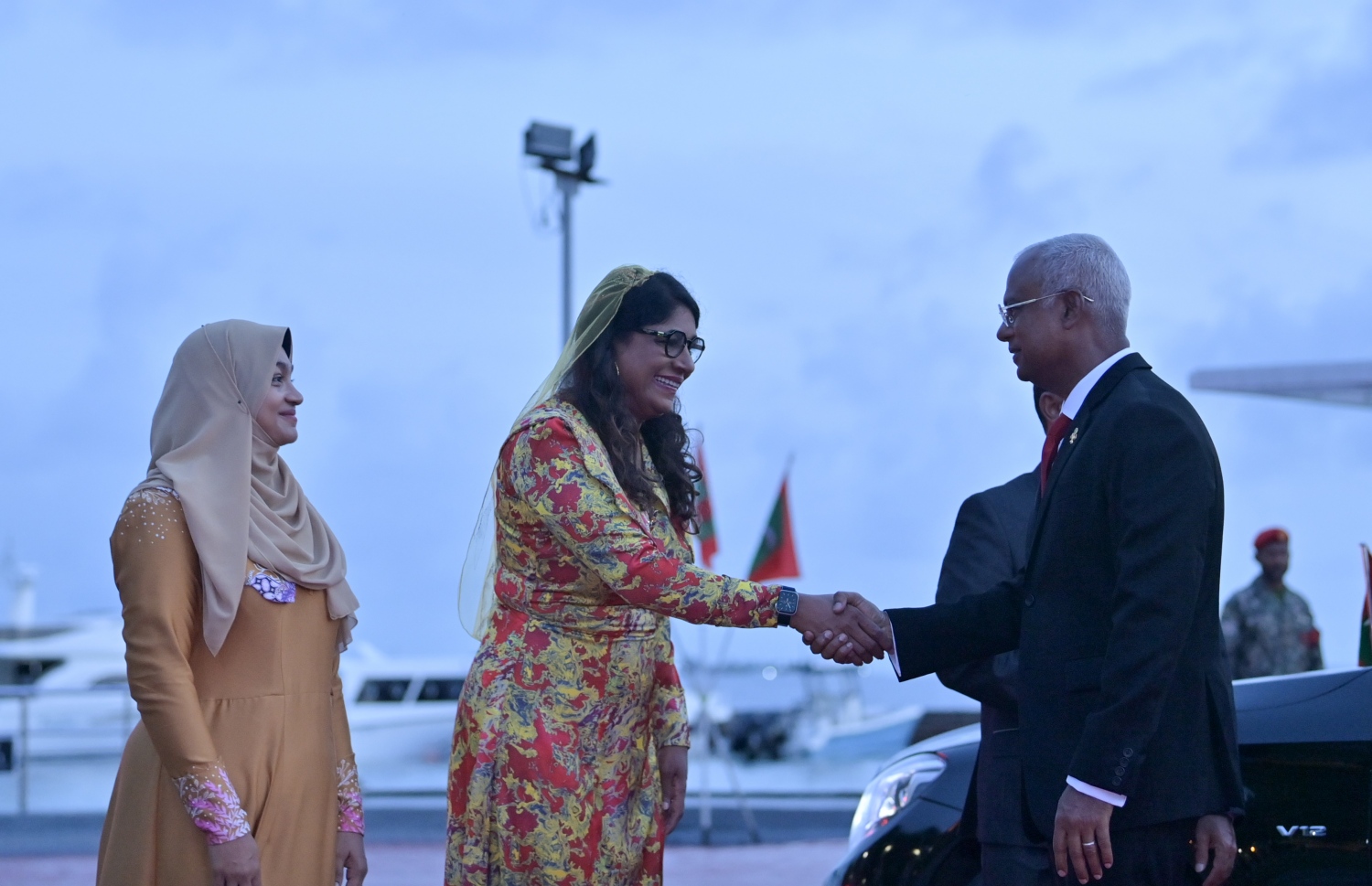 މި އަހަރުގެ މިނިވަން ދުވަހުގެ ދިދަ ނެގުމުގެ ރަސްމިއްޔާތުގައި ރައީސް އިބްރާހިމް މުހައްމަދު ސޯލިހު، ޑިފެންސް މިނިސްޓަރު މާރިޔާ ދިީދީ އާ ސަލާންކުރައްވަނީ -- ފޮޓޯ: ރައީސް އޮފީސް