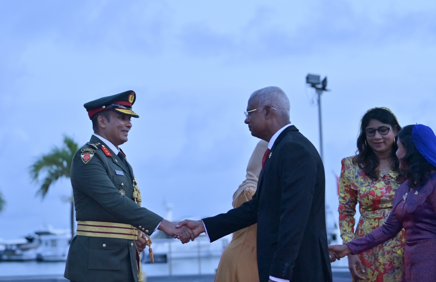 މި އަހަރުގެ މިނިވަން ދުވަހުގެ ދިދަ ނެގުމުގެ ރަސްމިއްޔާތުގައި ރައީސް އިބްރާހިމް މުހައްމަދު ސޯލިހު، ޗީފް އޮފް ޑިފެންސް ފޯސް އަބްދުﷲ ޝަމާލް އާ ސަލާންކުރައްވަނީ -- ފޮޓޯ: ރައީސް އޮފީސް