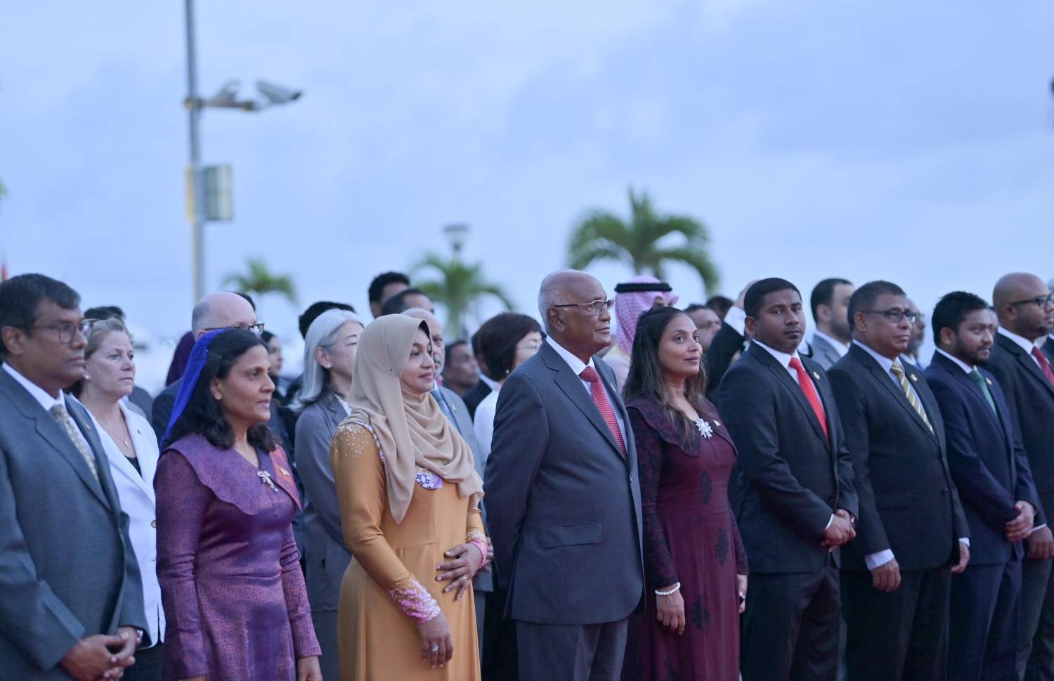 މި އަހަރުގެ މިނިވަން ދުވަހުގެ ދިދަ ނެގުމުގެ ރަސްމިއްޔާތުގައި އުއްތަމަ ފަނޑިޔާރު އަހުމަދު މުއުތަސިމް އަދުނާނާއި ފަސްޓް ލޭޑީ ފަޒްނާ އަހުމަދު އަދި ބައެއް ވަޒީރުން ބައިވެރިވެވަޑައިގަންނަވަނީ.--- ފޮޓޯ: ރައީސް އޮފީސް