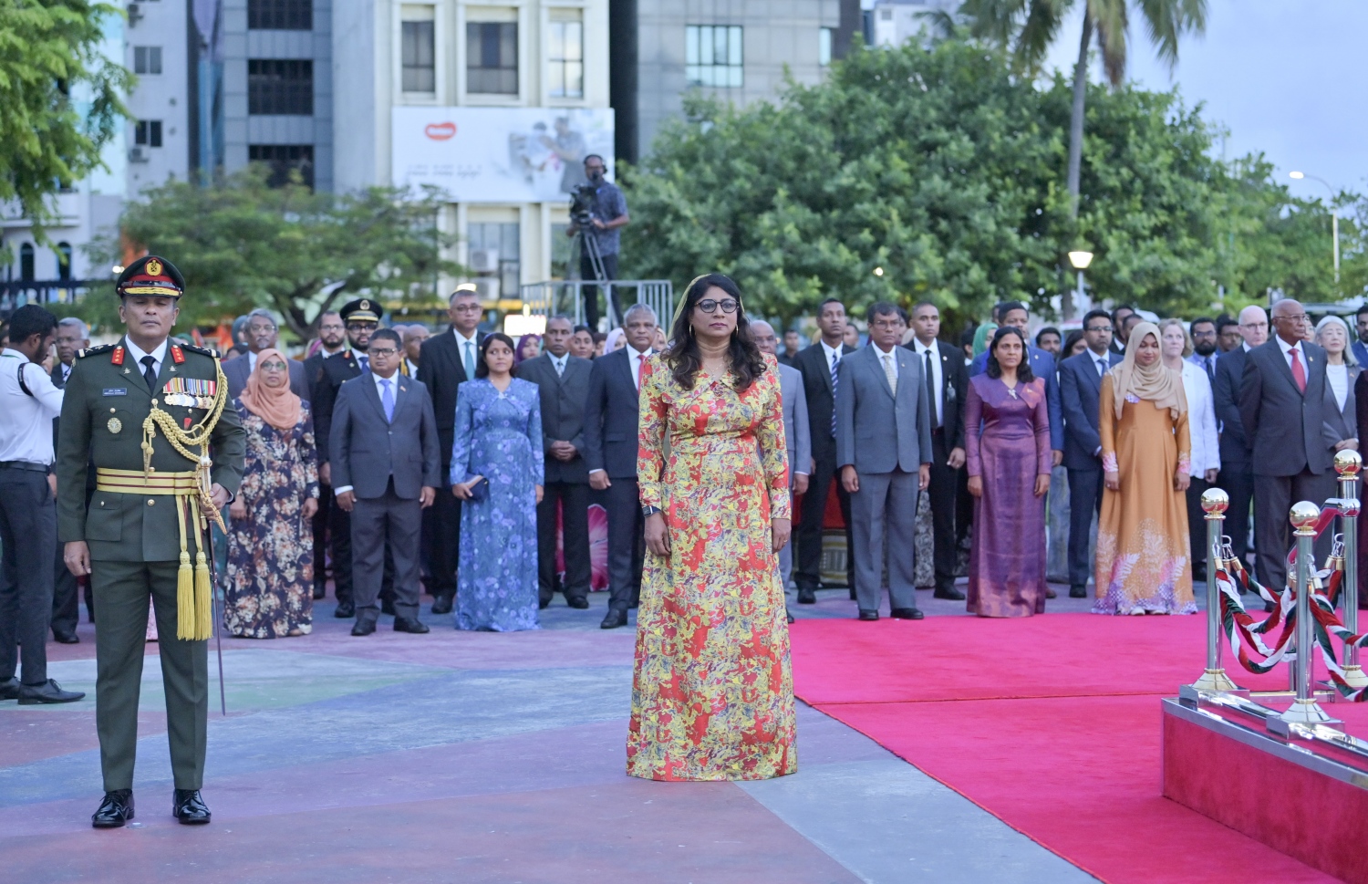 މި އަހަރުގެ މިނިވަން ދުވަހުގެ ދިދަ ނެގުމުގެ ރަސްމިއްޔާތުގައި ޑިފެންސް މިނިސްޓަރު މާރިޔާ ދީދީ އާއި ޗީފް އޮފް ޑިފެންސް ފޯސް އަބްދުﷲ ޝަމާލް ބައިވެރިވަނީ -- ފޮޓޯ: ރައީސް އޮފީސް