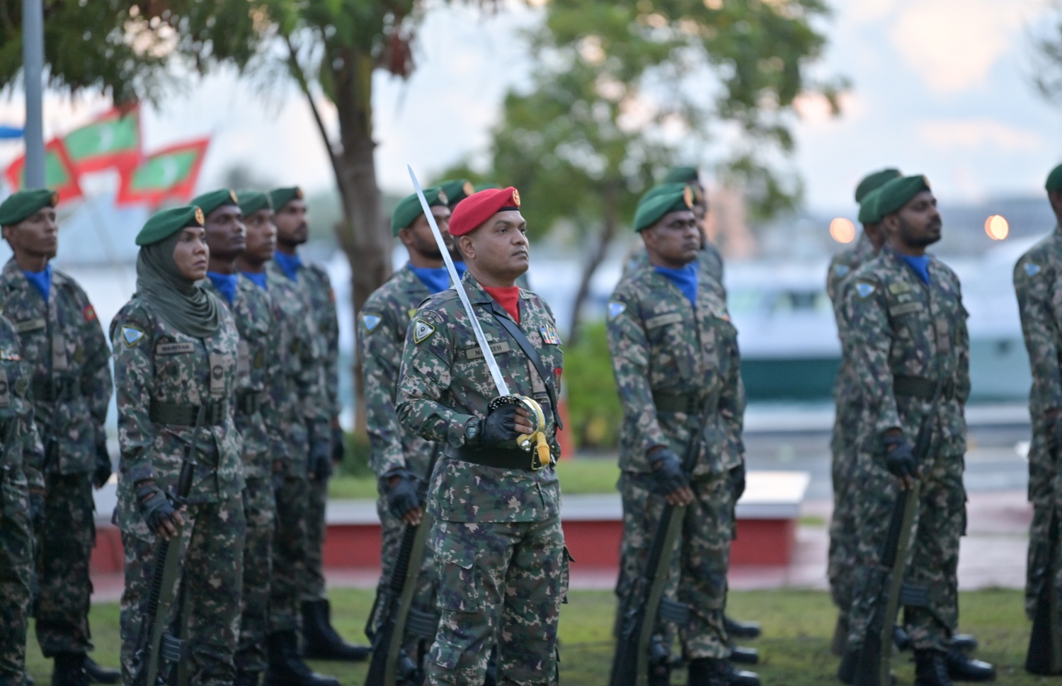 ރާއްޖޭގެ 58 ވަނަ މިނިވަން ދުވަސް ފާހަގަ ކުރުމަށް ޖުމްހޫރީ މައިދާނުގައި ބޭއްވި ދިދަ ނެގުމުގެ ރަސްމިއްޔާތުގައި ސިފައިން ބައިވެރިވަނީ -- ފޮޓޯ: ރައީސް އޮފީސް