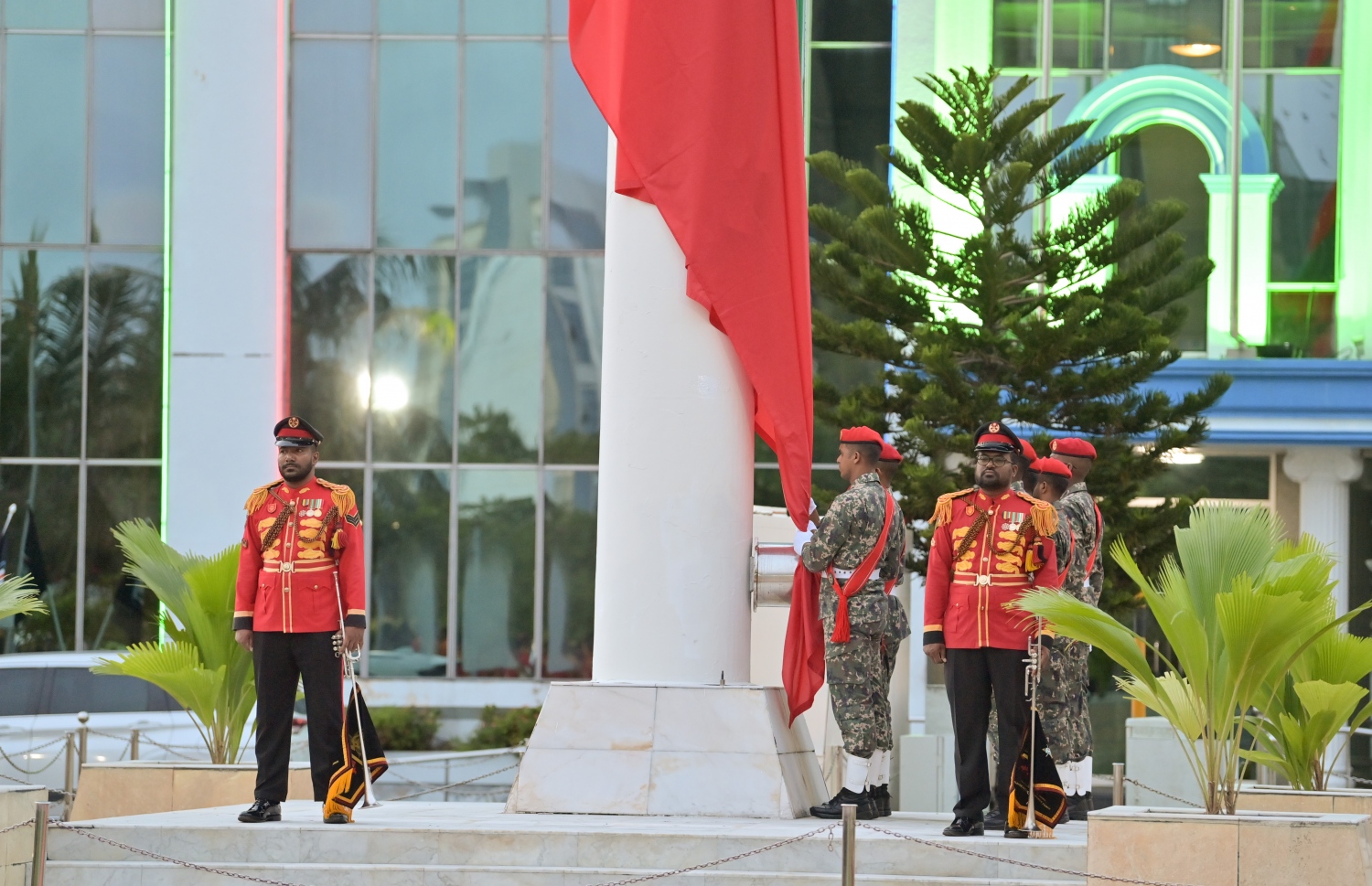 މިނިވަން ދުވަހުގެ މުނާސަބަތުގައި ބޭއްވި ދިދަ ނެގުމުގެ ރަސްމިއްޔާތު