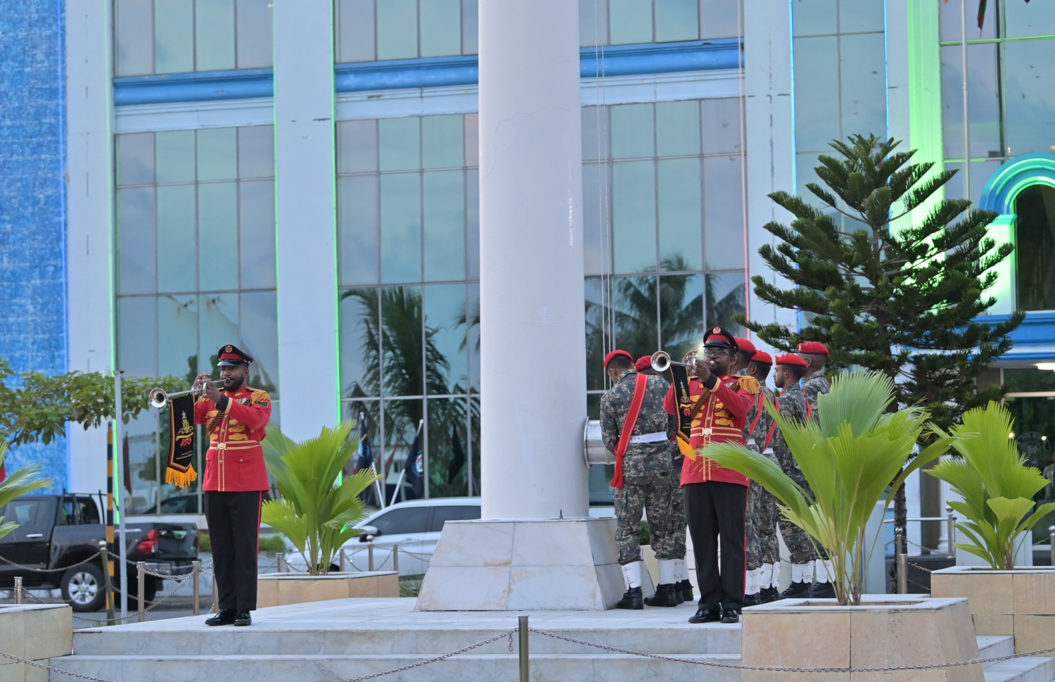 މިނިވަން ދުވަހާ ގުޅިގެން ދިދަ ނެގުން ކުރިއަށް ގެންދާއިރު، ސިފައިންގެ ބޭންޑުގައި މިއުޒިކް ކުޅެނީ.--- ފޮޓޯ: ރައީސް އޮފީސް