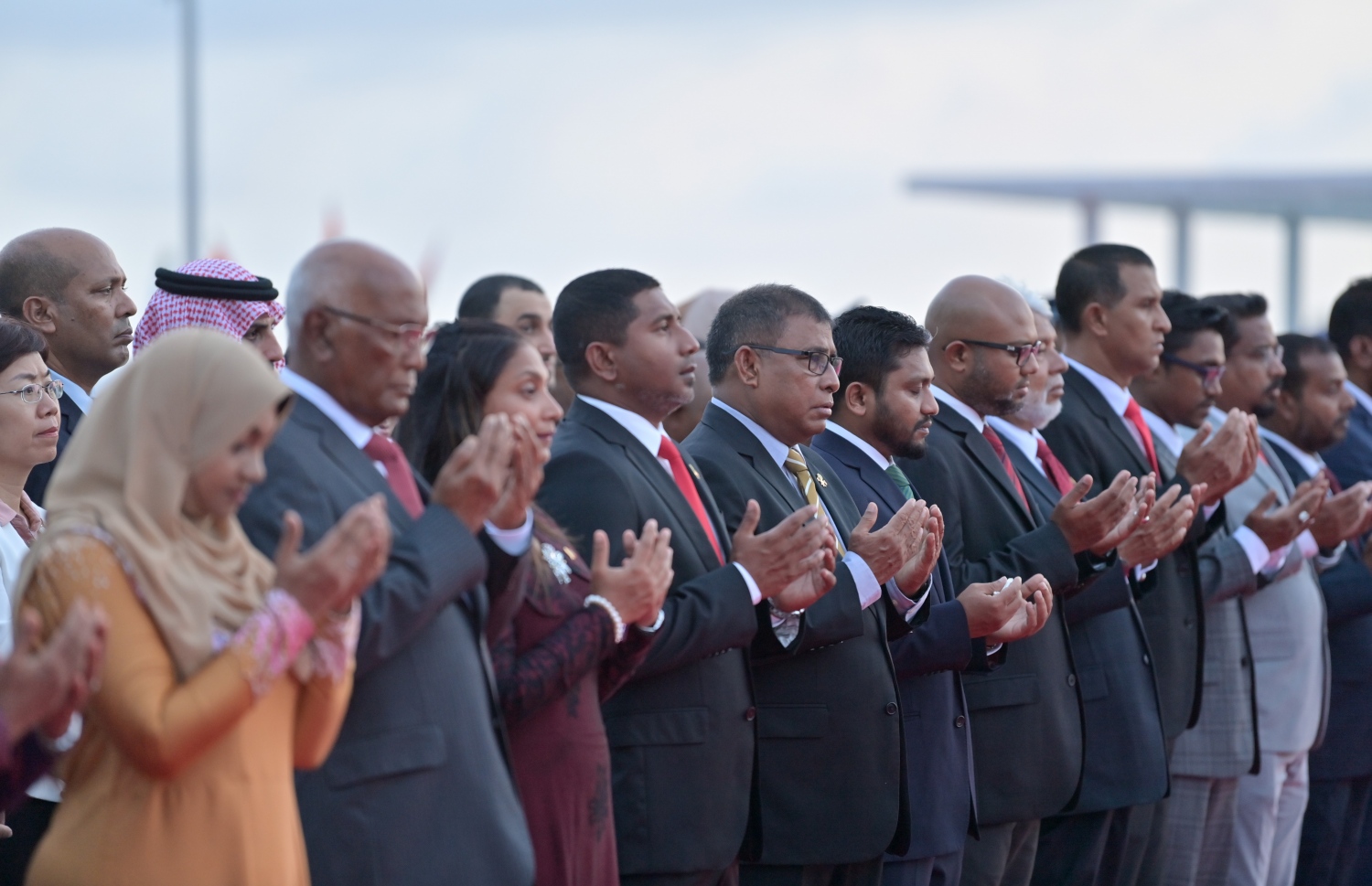 މި އަހަރުގެ މިނިވަން ދުވަހުގެ ދިދަ ނެގުމުގެ ރަސްމިއްޔާތުގައި އިސްބޭފުޅުން ދުވަހާ ގުޅޭ ހާއްސަ ދުއާއަކަށް އަތް ނަންގަވައިގެން.--- ފޮޓޯ: ރައީސް އޮފީސް