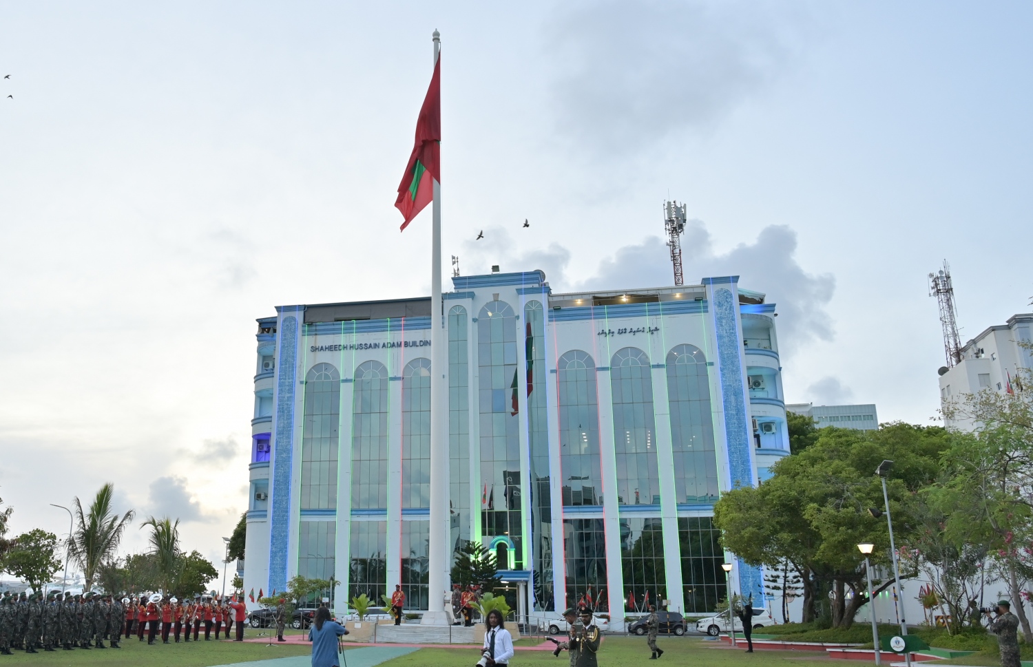 ރާއްޖޭގެ 58 ވަނަ މިނިވަން ދުވަހުގެ މުނާސަބަތުގައި ޖުމްހޫރީ މައިދާނުގައި ނެގި ދިވެހި ގައުމީ ދިދަ -- ފޮޓޯ: ރައީސް އޮފީސް