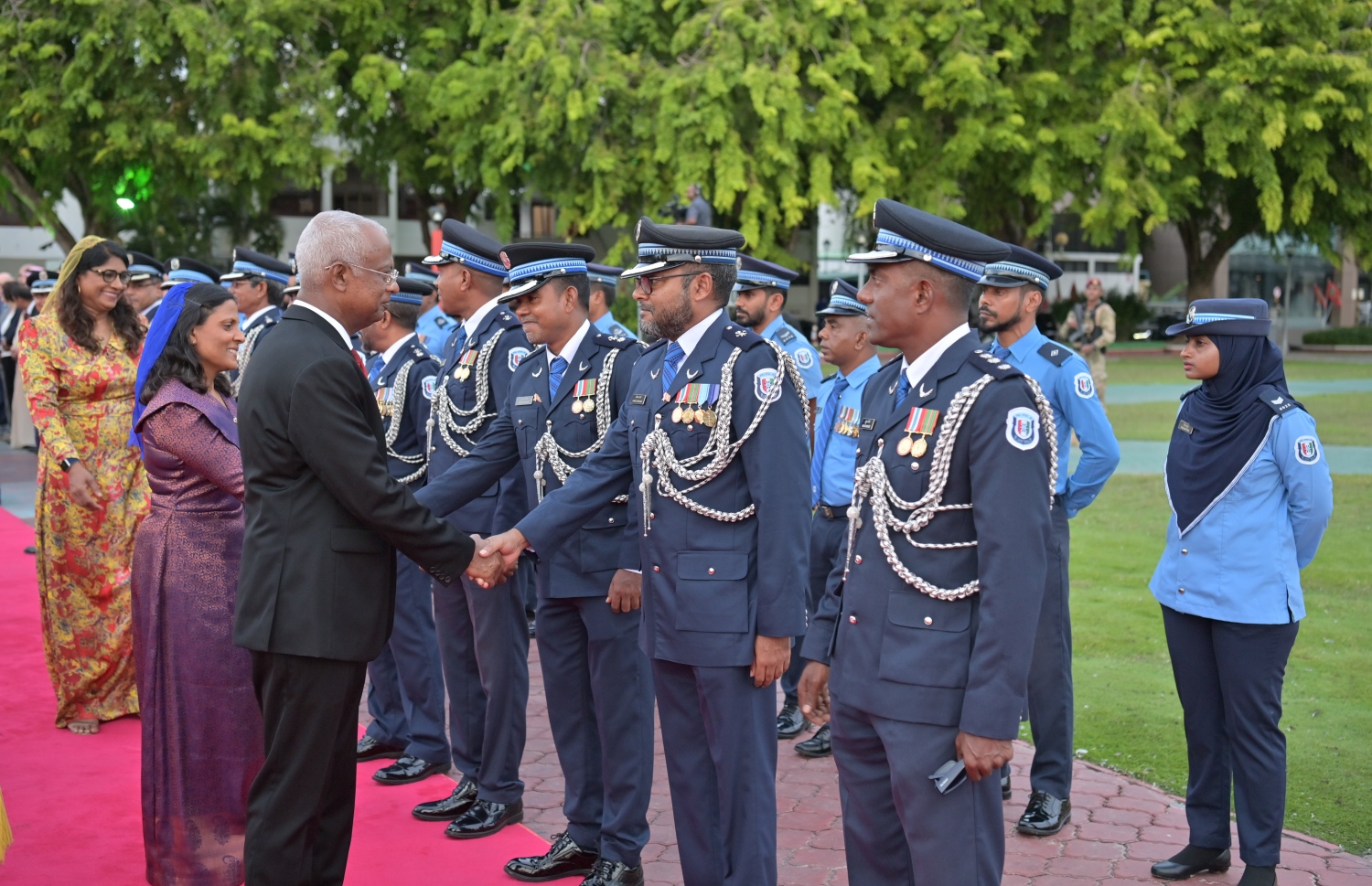 މި އަހަރުގެ މިނިވަން ދުވަހުގެ ދިދަ ނެގުމުގެ ރަސްމިއްޔާތުގައި ބައިވެރިވި ފުލުހުންނާ، ރައީސް އިބްރާހިމް މުހައްމަދު ސޯލިހު ސަލާން ކުރައްވަނީ -- ފޮޓޯ: ރައީސް އޮފީސް