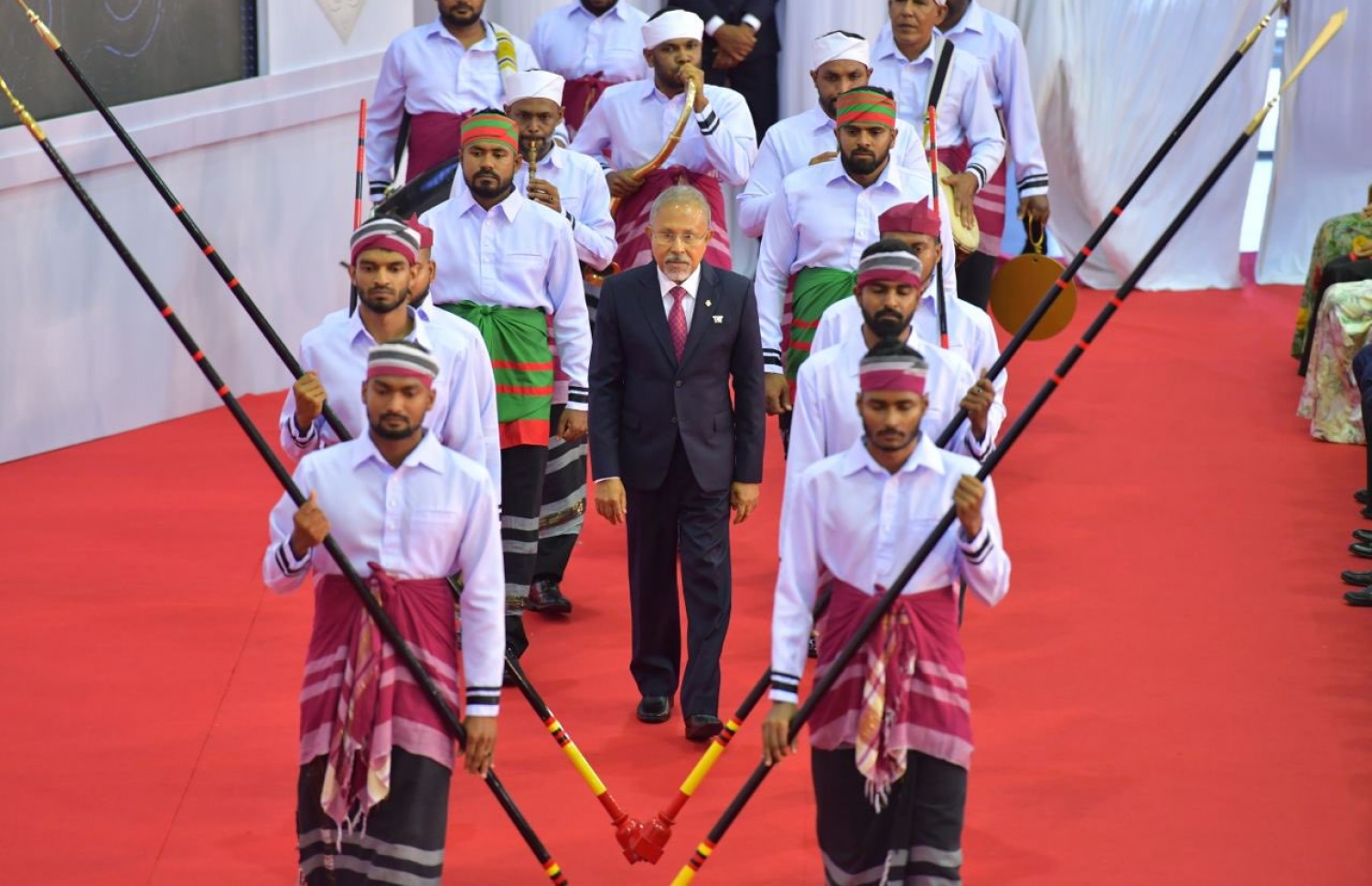 58 ވަނަ މިނިވަން ދުވަހުގެ ރަސްމީ ޖަލްސާގައި ކުރީގެ އެޑިއުކޭޝަން މިނިސްޓަރު ޑރ. މުސްތޮފާ ލުތުފީ އަށް ދިވެހި ދައުލަތުގެ މަތީ އިއްޒަތް، ނިޝާން ދިޔަމިގިލީ ޝަރަފުގެ އިއްޒަތް އެރުވުން.-- ފޮޓޯ: ރައީސް އޮފީސް