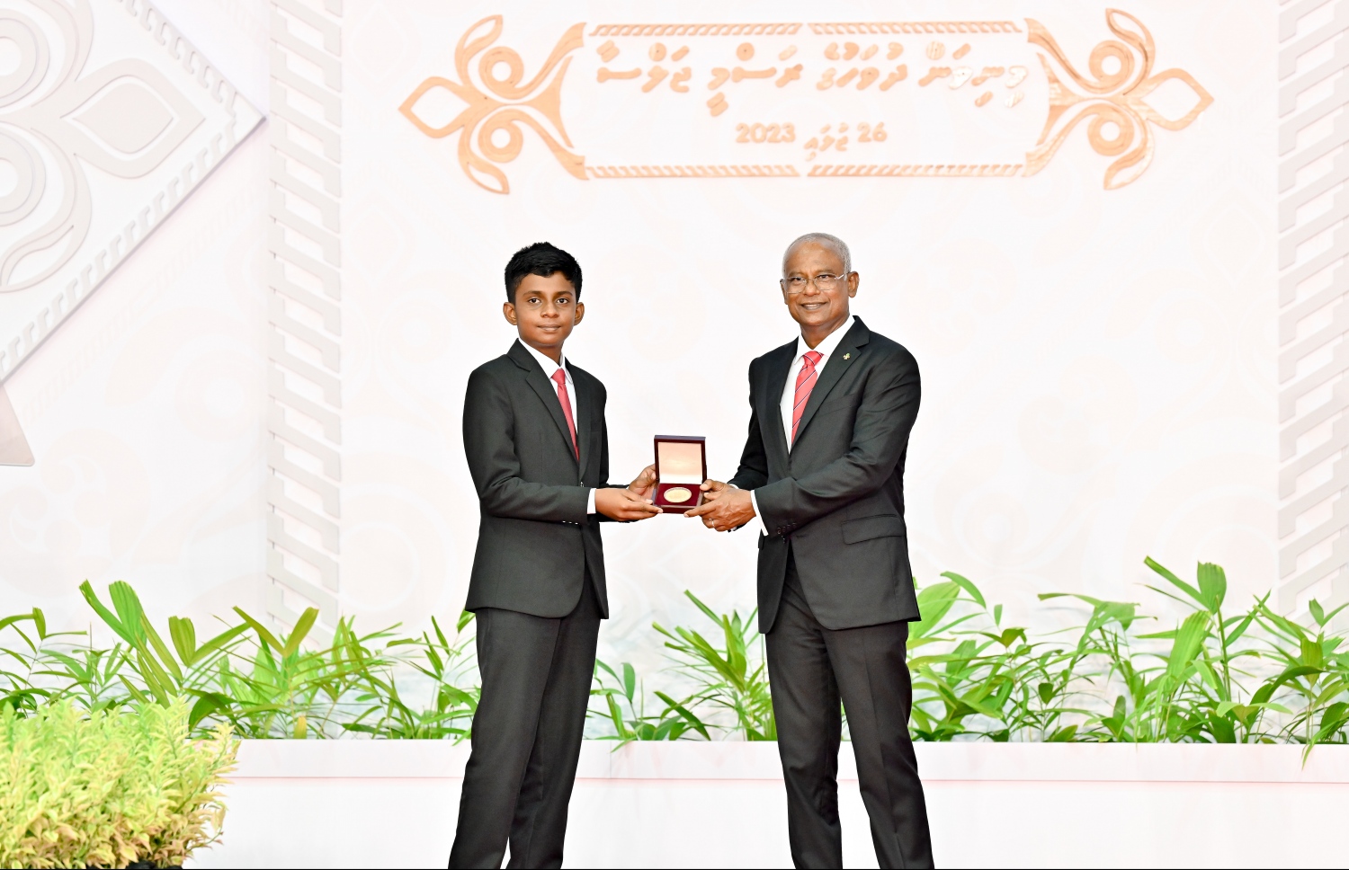 މިއަދު ފާހަގަކުރާ ރާއްޖޭގެ 58 ވަނަ މިނިވަން ދުވަހުގެ މުނާސަބަތުގައި ސޯޝަލް ސެންޓަރުގައި ބޭއްވި ޖަލްސާގައި ގައުމީ އިނާމު ލިބިވަޑައިގެންނެވި ބޭފުޅަކަށް ރައީސް އިބްރާހިމް މުހައްމަދު ސޯލިހު އިނާމު ހަވާލުކޮށްދެއްވަނީ.-- ފޮޓޯ: ނިޝާން އަލީ | މިހާރު