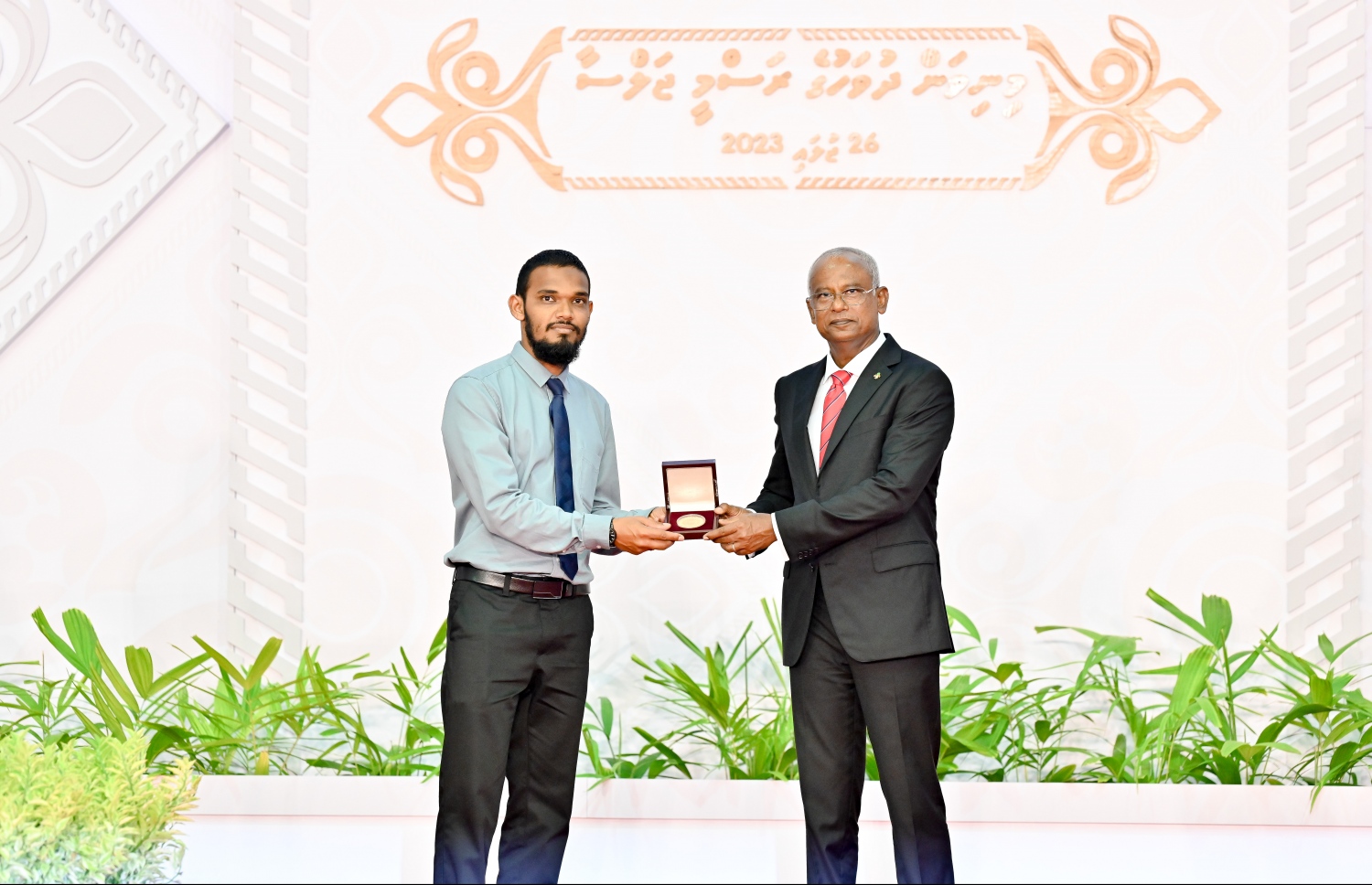 މިއަދު ފާހަގަކުރާ ރާއްޖޭގެ 58 ވަނަ މިނިވަން ދުވަހުގެ މުނާސަބަތުގައި ސޯޝަލް ސެންޓަރުގައި ބޭއްވި ޖަލްސާގައި ގައުމީ އިނާމު ލިބިވަޑައިގެންނެވި ބޭފުޅަކަށް ރައީސް އިބްރާހިމް މުހައްމަދު ސޯލިހު އިނާމު ހަވާލުކޮށްދެއްވަނީ.-- ފޮޓޯ: ނިޝާން އަލީ | މިހާރު