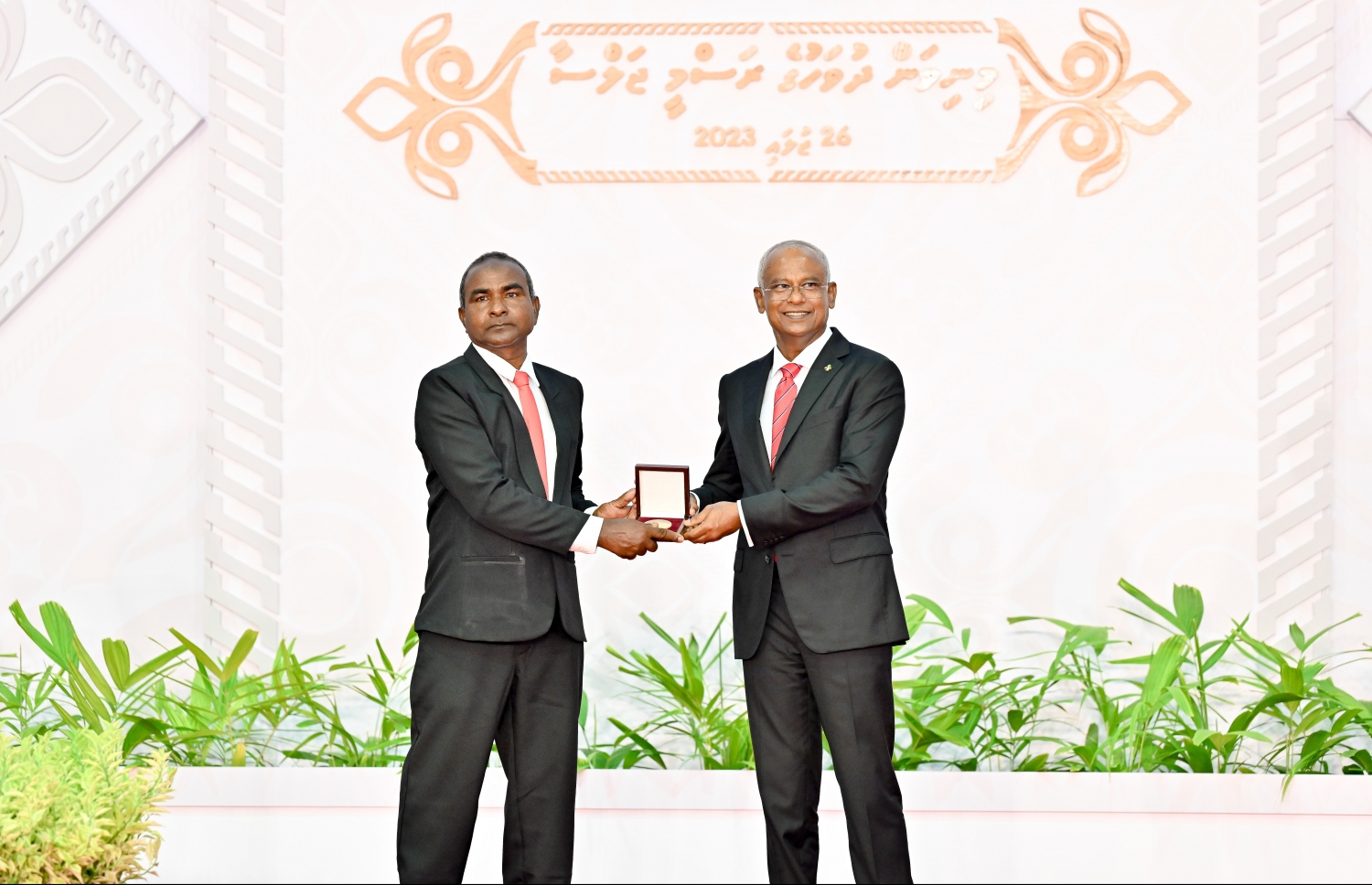 މިއަދު ފާހަގަކުރާ ރާއްޖޭގެ 58 ވަނަ މިނިވަން ދުވަހުގެ މުނާސަބަތުގައި ސޯޝަލް ސެންޓަރުގައި ބޭއްވި ޖަލްސާގައި ގައުމީ އިނާމު ލިބިވަޑައިގެންނެވި ބޭފުޅަކަށް ރައީސް އިބްރާހިމް މުހައްމަދު ސޯލިހު އިނާމު ހަވާލުކޮށްދެއްވަނީ.-- ފޮޓޯ: ނިޝާން އަލީ | މިހާރު