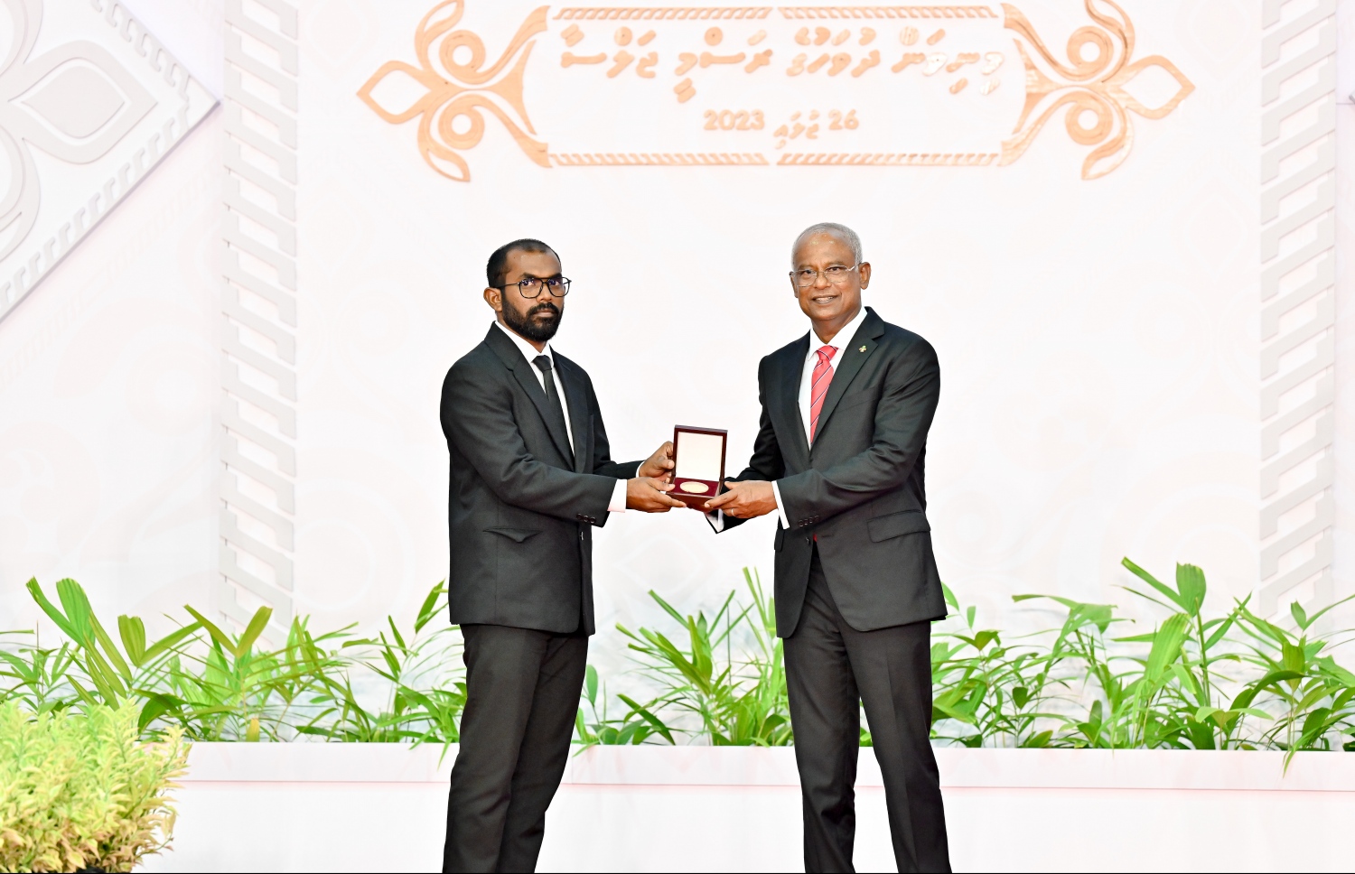 މިއަދު ފާހަގަކުރާ ރާއްޖޭގެ 58 ވަނަ މިނިވަން ދުވަހުގެ މުނާސަބަތުގައި ސޯޝަލް ސެންޓަރުގައި ބޭއްވި ޖަލްސާގައި ގައުމީ އިނާމު ލިބިވަޑައިގެންނެވި ބޭފުޅަކަށް ރައީސް އިބްރާހިމް މުހައްމަދު ސޯލިހު އިނާމު ހަވާލުކޮށްދެއްވަނީ.-- ފޮޓޯ: ނިޝާން އަލީ | މިހާރު