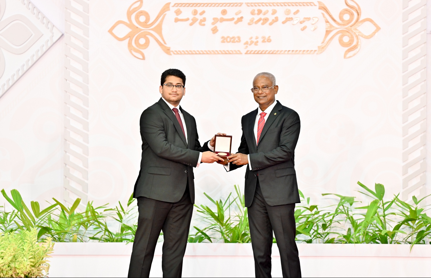 މިއަދު ފާހަގަކުރާ ރާއްޖޭގެ 58 ވަނަ މިނިވަން ދުވަހުގެ މުނާސަބަތުގައި ސޯޝަލް ސެންޓަރުގައި ބޭއްވި ޖަލްސާގައި ގައުމީ އިނާމު ލިބިވަޑައިގެންނެވި ބޭފުޅަކަށް ރައީސް އިބްރާހިމް މުހައްމަދު ސޯލިހު އިނާމު ހަވާލުކޮށްދެއްވަނީ.-- ފޮޓޯ: ނިޝާން އަލީ | މިހާރު