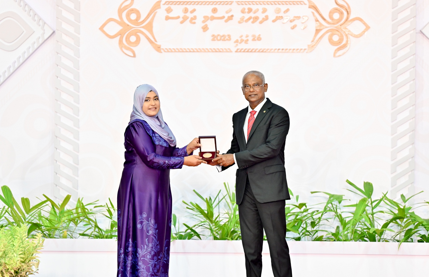 މިއަދު ފާހަގަކުރާ ރާއްޖޭގެ 58 ވަނަ މިނިވަން ދުވަހުގެ މުނާސަބަތުގައި ސޯޝަލް ސެންޓަރުގައި ބޭއްވި ޖަލްސާގައި ގައުމީ އިނާމު ލިބިވަޑައިގެންނެވި ބޭފުޅަކަށް ރައީސް އިބްރާހިމް މުހައްމަދު ސޯލިހު އިނާމު ހަވާލުކޮށްދެއްވަނީ.-- ފޮޓޯ: ނިޝާން އަލީ | މިހާރު