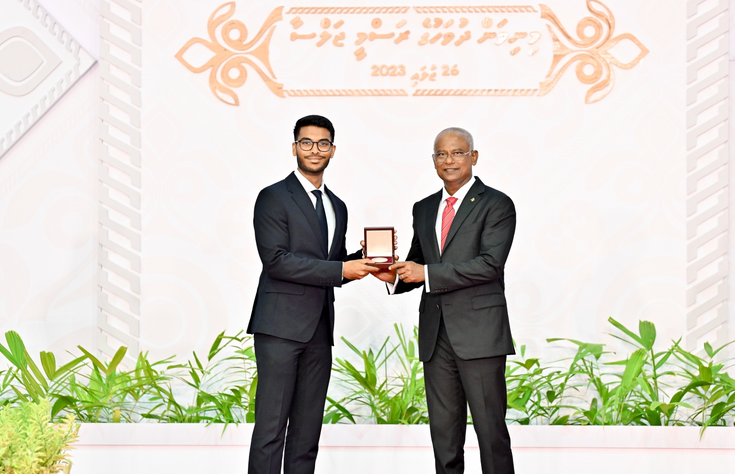 ހާއްސަ އިނާމު ލިބިވަޑައިގެންނެވި ބޭފުޅަކަށް ރައީސް އިބްރާހިމް މުހައްމަދު ސޯލިހު އިނާމު ހަވާލުކޮށްދެއްވަނީ.-- ފޮޓޯ: ނިޝާން އަލީ | މިހާރު