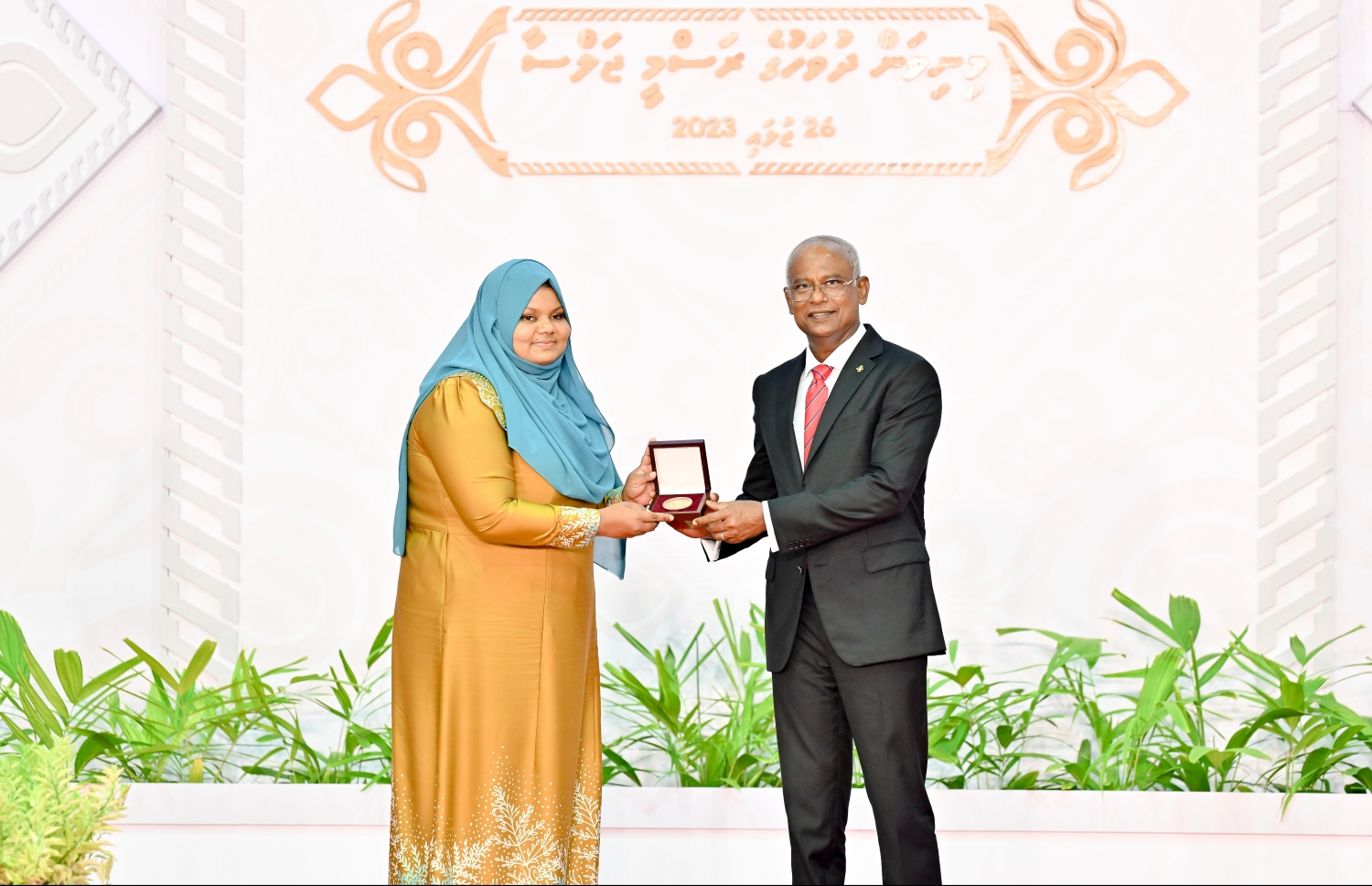 ހާއްސަ އިނާމު ލިބިވަޑައިގެންނެވި ބޭފުޅަކަށް ރައީސް އިބްރާހިމް މުހައްމަދު ސޯލިހު އިނާމު ހަވާލުކޮށްދެއްވަނީ.-- ފޮޓޯ: ނިޝާން އަލީ | މިހާރު