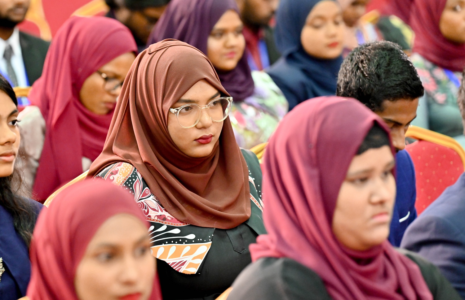 މިއަދު ފާހަގަކުރާ ރާއްޖޭގެ 58 ވަނަ މިނިވަން ދުވަހުގެ މުނާސަބަތުގައި ސޯޝަލް ސެންޓަރުގައި ބޭއްވި ޖަލްސާގައި ބައިވެރިވި ބައެއް މީހުން.-- ފޮޓޯ: ނިޝާން އަލީ | މިހާރު