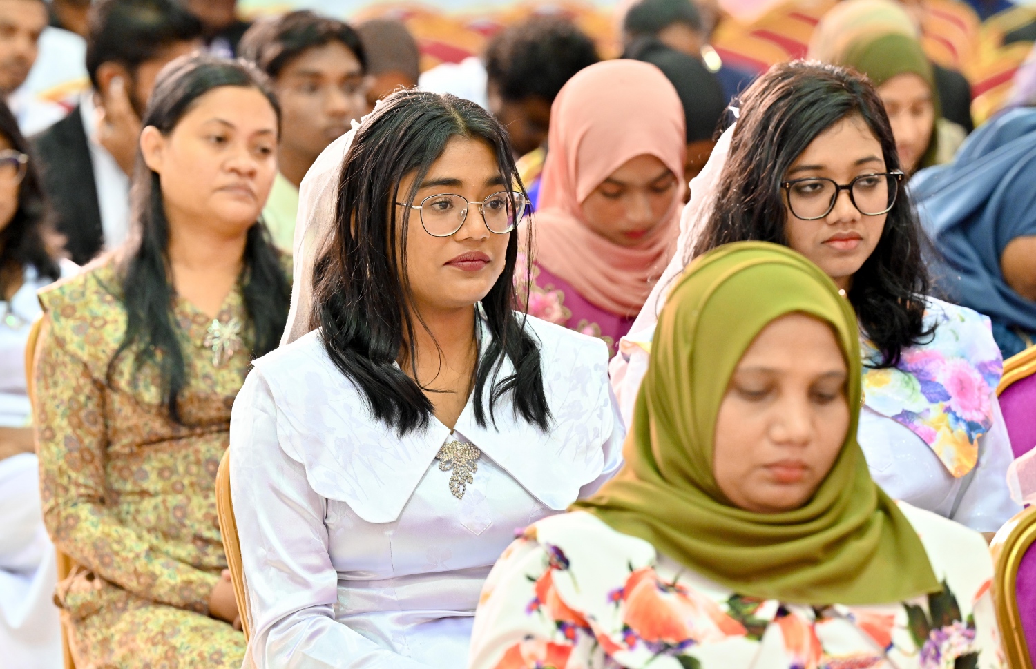 މިއަދު ފާހަގަކުރާ ރާއްޖޭގެ 58 ވަނަ މިނިވަން ދުވަހުގެ މުނާސަބަތުގައި ސޯޝަލް ސެންޓަރުގައި ބޭއްވި ޖަލްސާގައި ބައިވެރިވި ބައެއް މީހުން.-- ފޮޓޯ: ނިޝާން އަލީ | މިހާރު