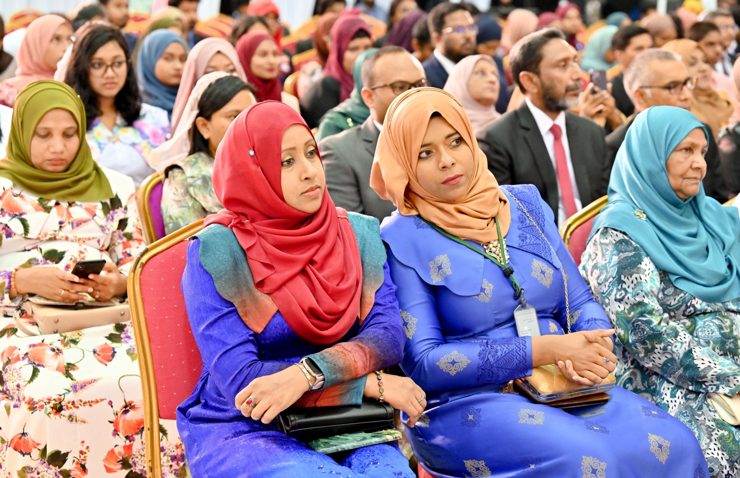 މިއަދު ފާހަގަކުރާ ރާއްޖޭގެ 58 ވަނަ މިނިވަން ދުވަހުގެ މުނާސަބަތުގައި ސޯޝަލް ސެންޓަރުގައި ބޭއްވި ޖަލްސާގައި ބައިވެރިވި ބައެއް މީހުން.-- ފޮޓޯ: ނިޝާން އަލީ | މިހާރު