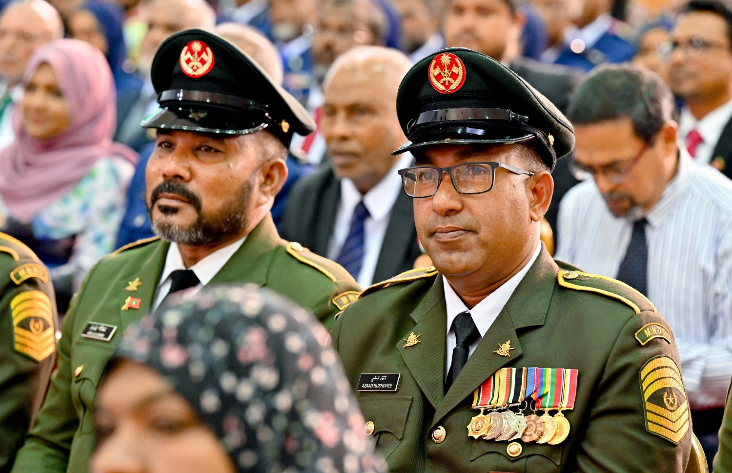 މިއަދު ފާހަގަކުރާ ރާއްޖޭގެ 58 ވަނަ މިނިވަން ދުވަހުގެ މުނާސަބަތުގައި ސޯޝަލް ސެންޓަރުގައި ބޭއްވި ޖަލްސާގައި ސިފައިގެން އިސް އޮފިސަރުން ބައިވެރިވަނި.-- ފޮޓޯ: ނިޝާން އަލީ | މިހާރު