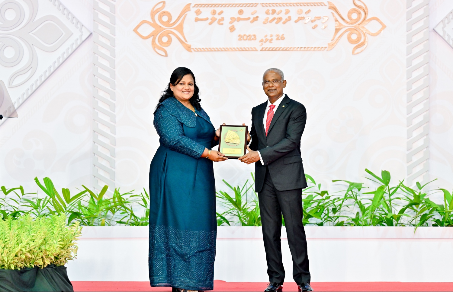 ގައުމީ އިނާމު ލިބިވަޑައިގެންނެވި ބޭފުޅަކަށް ރައީސް އިބްރާހިމް މުހައްމަދު ސޯލިހު އިނާމު ހަވާލުކޮށްދެއްވަނީ.-- ފޮޓޯ: ނިޝާން އަލީ | މިހާރު