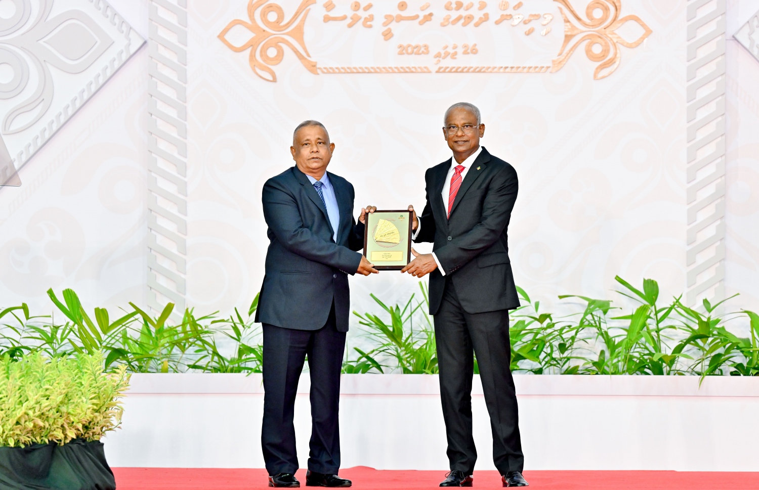 ގައުމީ އިނާމު ލިބިވަޑައިގެންނެވި ބޭފުޅަކަށް ރައީސް އިބްރާހިމް މުހައްމަދު ސޯލިހު އިނާމު ހަވާލުކޮށްދެއްވަނީ.-- ފޮޓޯ: ނިޝާން އަލީ | މިހާރު