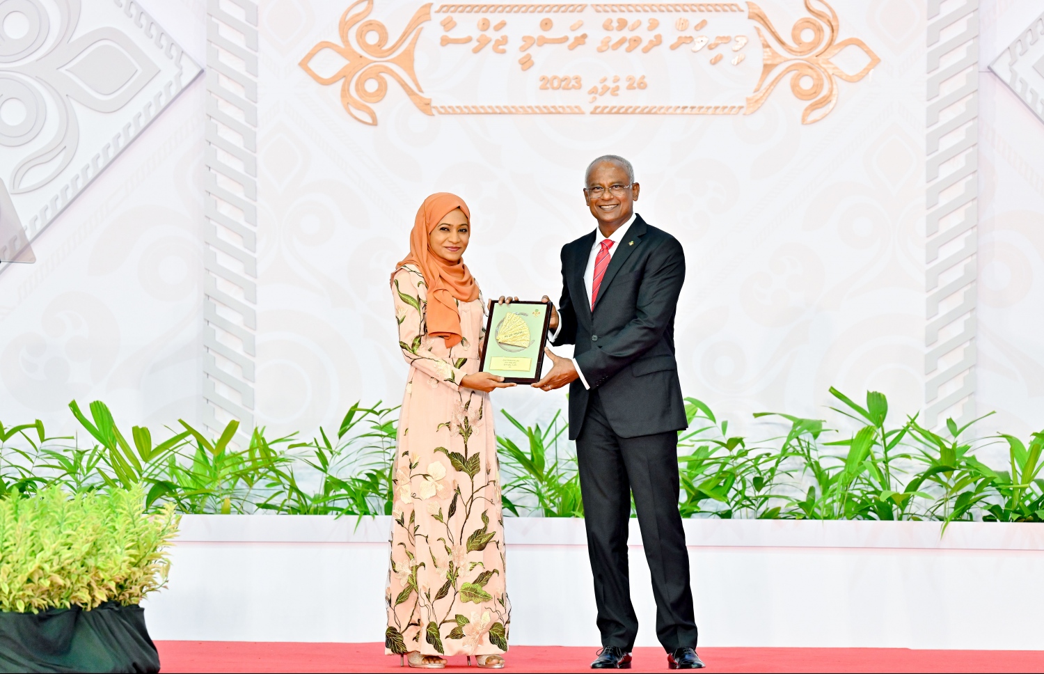ހަބަރާއި މައުލޫމާތު ފެތުރުމުގެ ރޮނގުން ހިތްވަރުދިނުމުގެ ގައުމީ އިނާމު ހޯއްދެވި ޝިފްޒާ މުސްތަފާ އަށް، ރައީސް އިބްރާހިމް މުހައްމަދު ސޯލިހު އިނާމު ހަވާލުކޮށްދެއްވަނީ.-- ފޮޓޯ: ނިޝާން އަލީ | މިހާރު