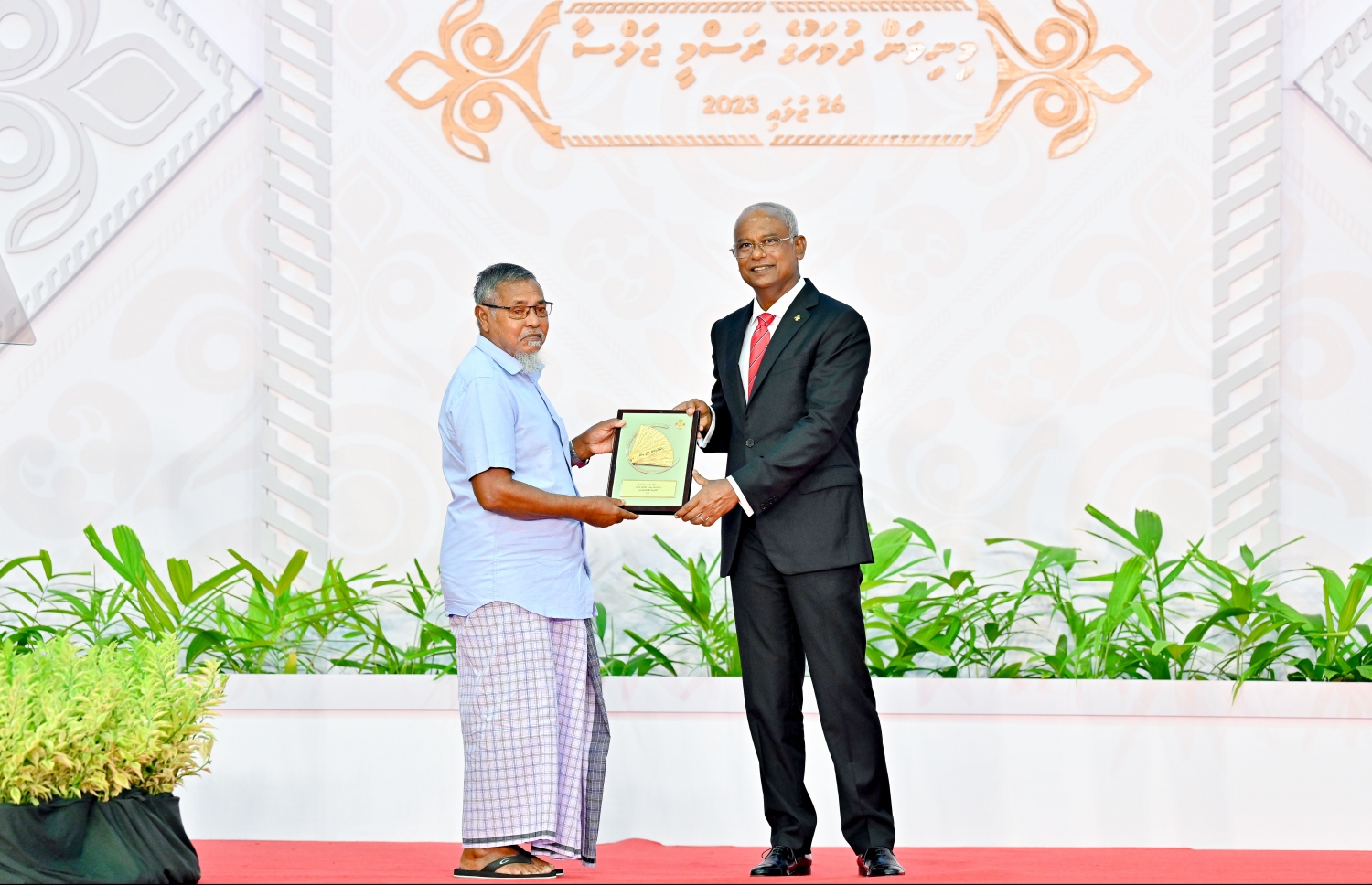 ގައުމީ އިނާމު ލިބިވަޑައިގެންނެވި ބޭފުޅަކަށް ރައީސް އިބްރާހިމް މުހައްމަދު ސޯލިހު އިނާމު ހަވާލުކޮށްދެއްވަނީ.-- ފޮޓޯ: ނިޝާން އަލީ | މިހާރު