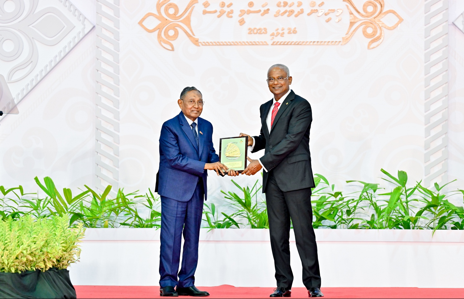 ރައީސް އިބްރާހިމް މުހައްމަދު ސޯލިހު، ދިވެހިބަހާއި ބަހުގެ އިލްމު ކުރިއެރުވުމާއި ބަސް ދިރާސާކުރުމުގެ ރޮނގުން ހިތްވަރުދިނުމުގެ އިނާމު ލިބުނު ޖަމިއްޔާ، ލިޔުންތެރިންގެ ގުޅުމުގެ ފަރާތުން އިނާމާ ހަވާލުވެވަޑައިގެންނެވި އައްބާސް އިބްރާހިމްއަށް ހަނދާނީ ފިލާ އަރުއްވަނީ.-- ފޮޓޯ: ނިޝާން އަލީ | މިހާރު