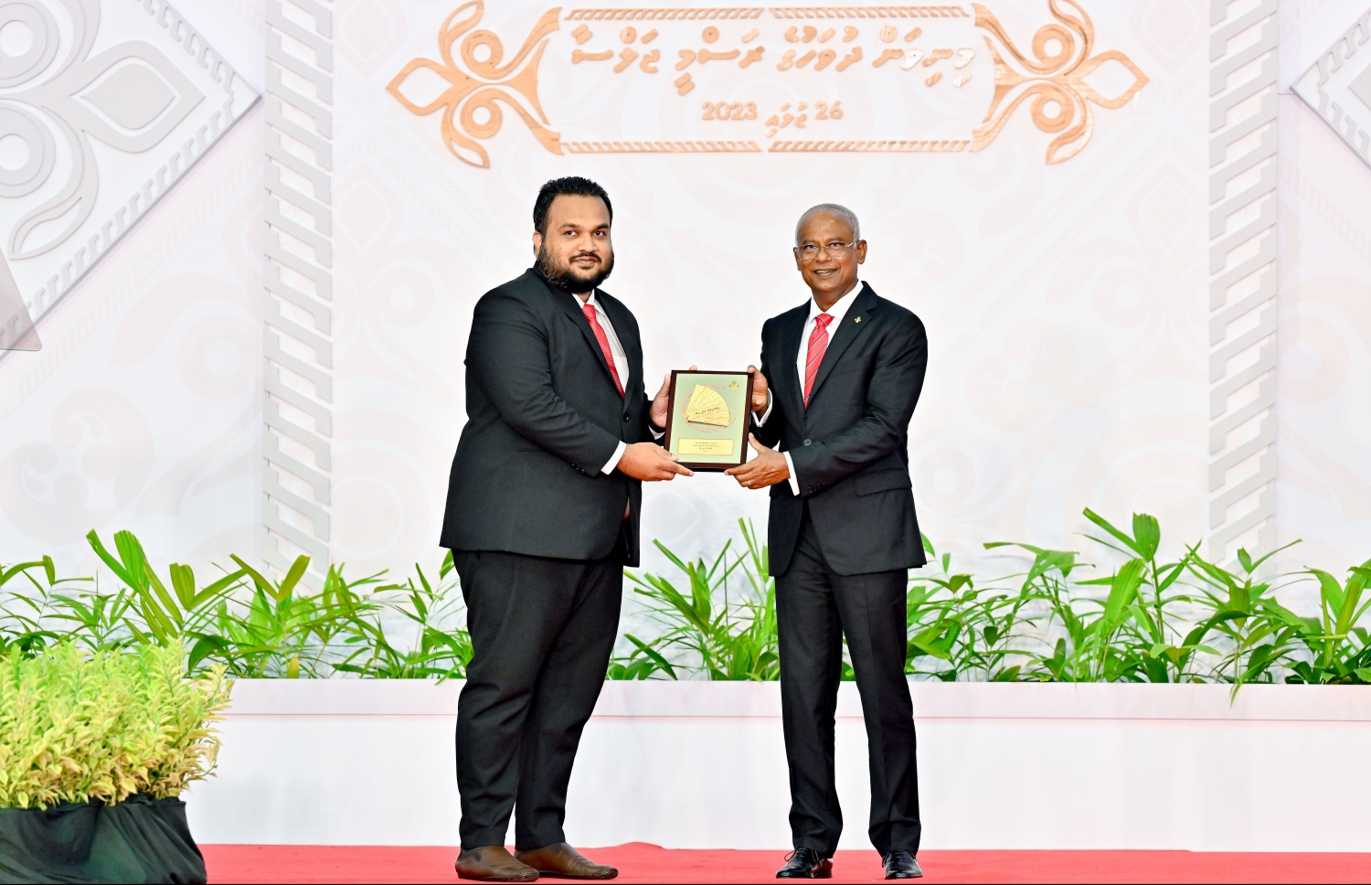 ގައުމީ އިނާމު ލިބިވަޑައިގެންނެވި ބޭފުޅަކަށް ރައީސް އިބްރާހިމް މުހައްމަދު ސޯލިހު އިނާމު ހަވާލުކޮށްދެއްވަނީ.-- ފޮޓޯ: ނިޝާން އަލީ | މިހާރު