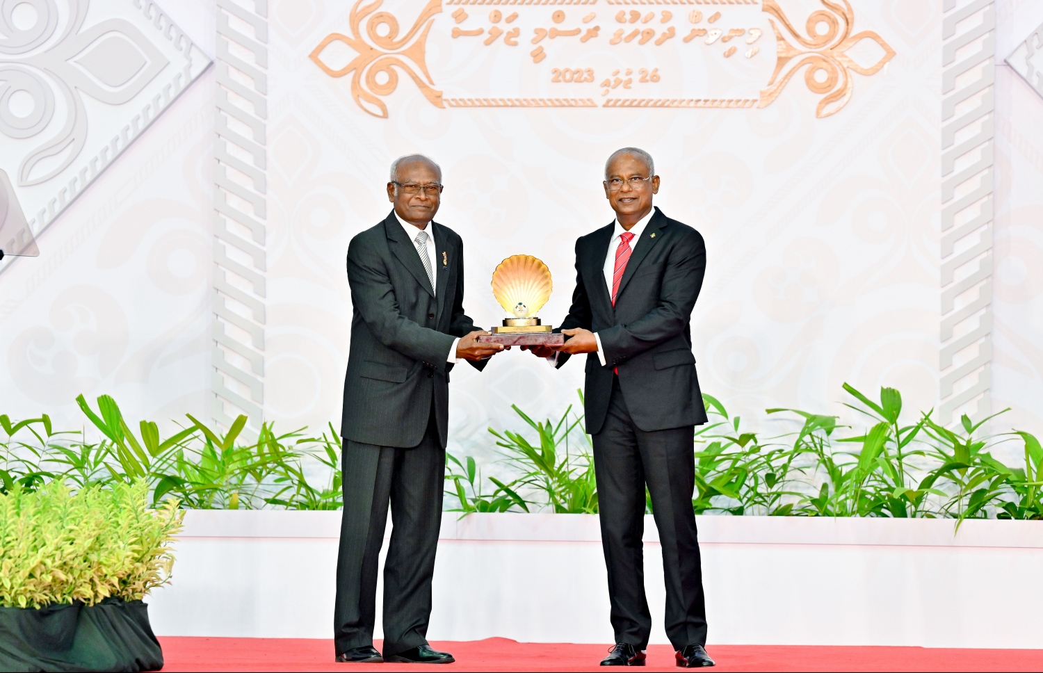 ގައުމީ އިނާމު ލިބިވަޑައިގެންނެވި ބޭފުޅަކަށް ރައީސް އިބްރާހިމް މުހައްމަދު ސޯލިހު އިނާމު ހަވާލުކޮށްދެއްވަނީ.-- ފޮޓޯ: ނިޝާން އަލީ | މިހާރު