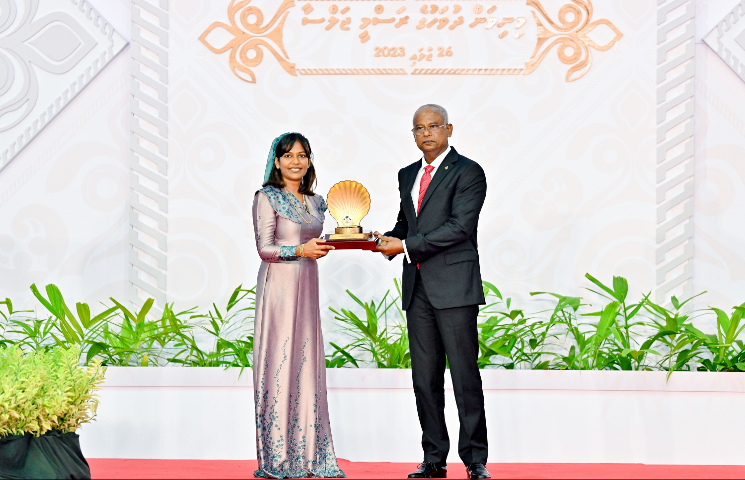 ފަތުރުވެރިކަމުގެ ދާއިރާއިން ގައުމީ އިނާމު ހޯއްދެއްވި ވޮޔޭޖަސް މޯލްޑިވްސް ޕްރައިވެޓް ލިމިޓެޑަށް، ރައީސް އިބްރާހިމް މުހައްމަދު ސޯލިހު އިނާމު ހަވާލުކޮށްދެއްވަނީ.-- ފޮޓޯ: ނިޝާން އަލީ | މިހާރު