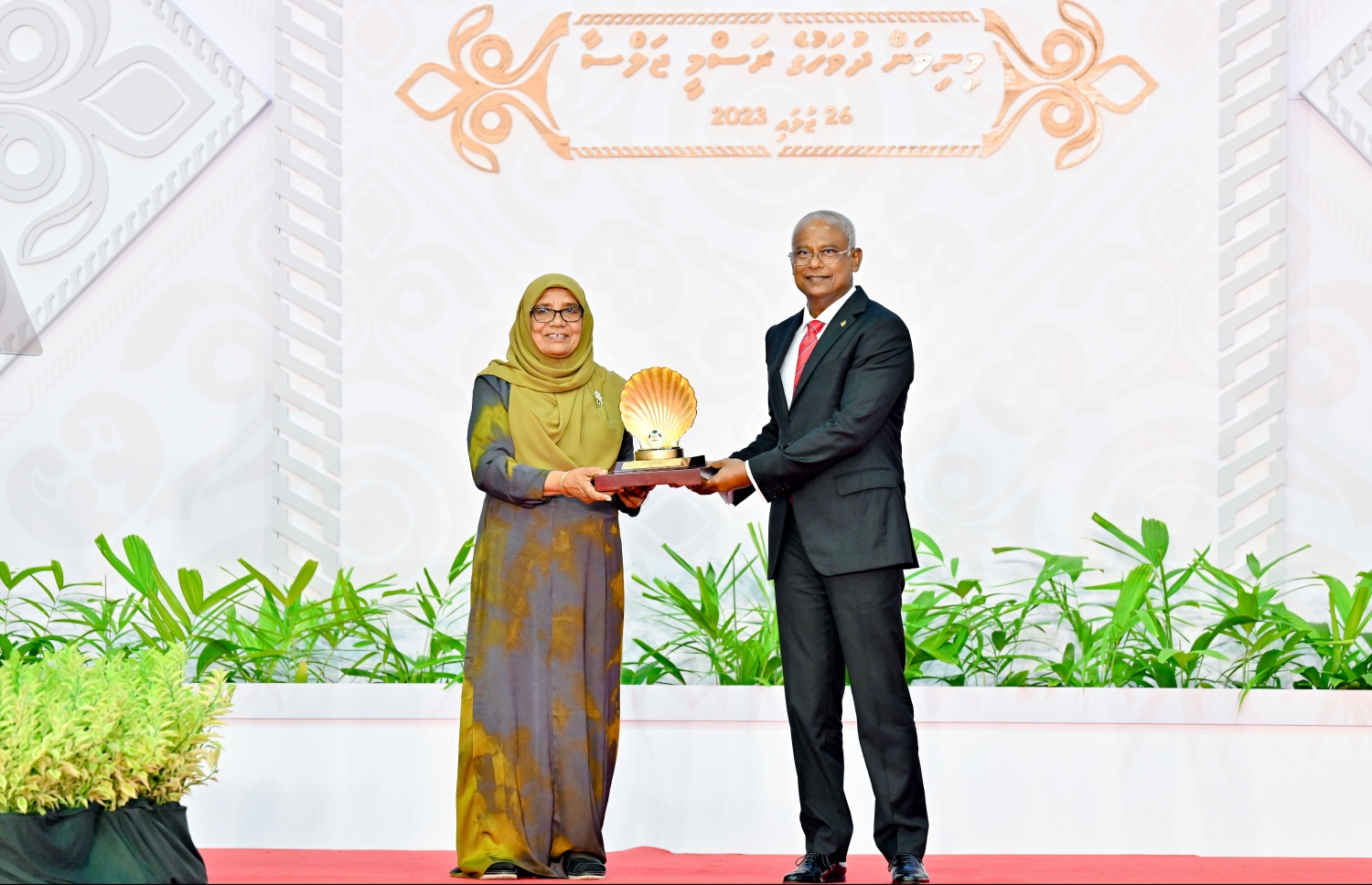 ދިވެހި ބަހާއި އަދަބިއްޔާތުގެ ދާއިރާއިން ގައުމީ އިނާމު ހޯއްދެވި ރަޝީދާ އިބްރާހީމް އަށް، ރައީސް އިބްރާހިމް މުހައްމަދު ސޯލިހު އިނާމު ހަވާލުކޮށްދެއްވަނީ.-- ފޮޓޯ: ނިޝާން އަލީ | މިހާރު